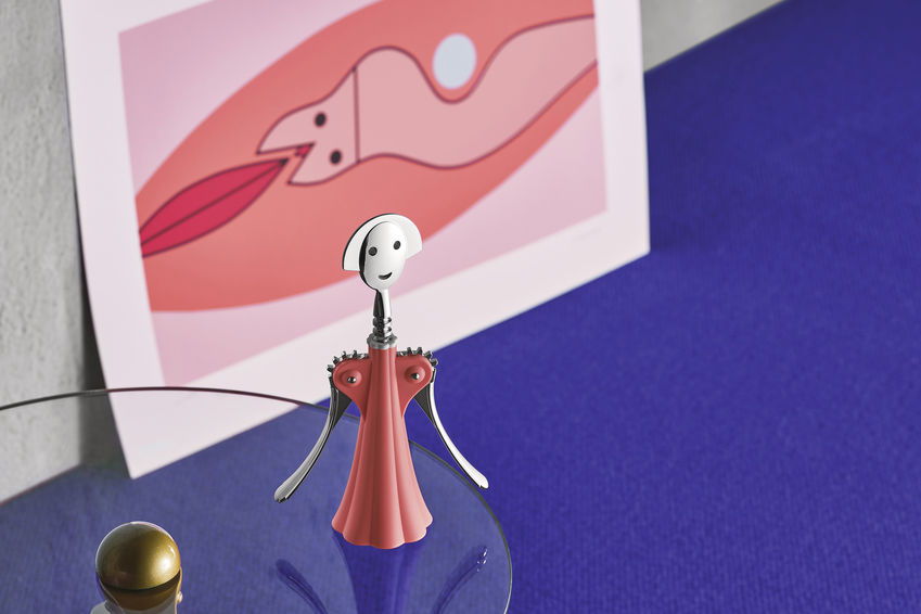 Alessi Anna G. Korkenzieher in rosa von Alessandro Mendini auf einem gedeckten Tisch.