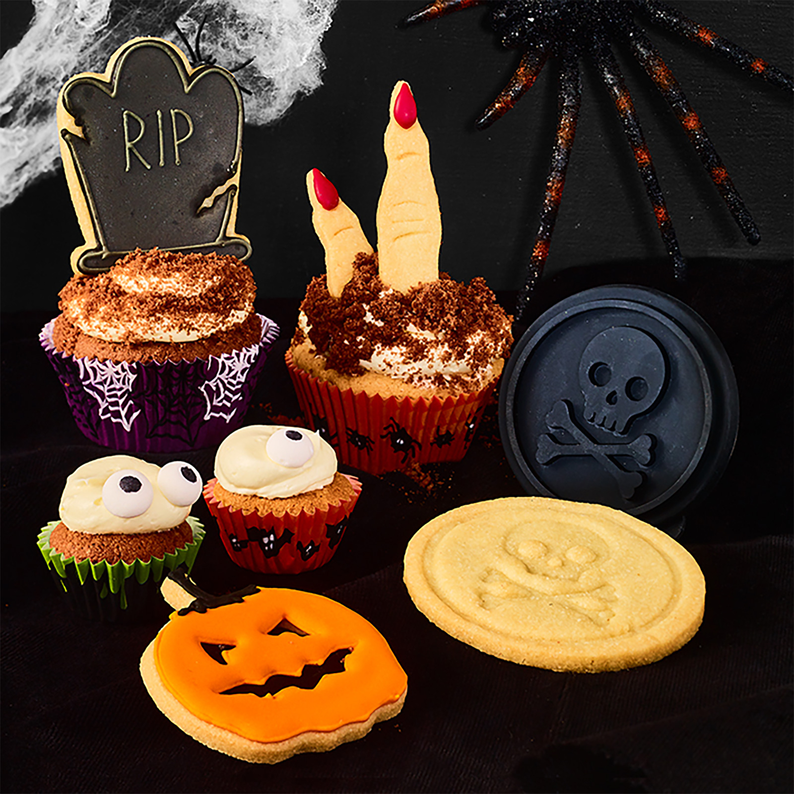 Dunkles Bild, auf dem man verschiedene Halloween Gebäcke findet - u.a. den Keks in Kürbisform aus dem Keksausstecher-Set.