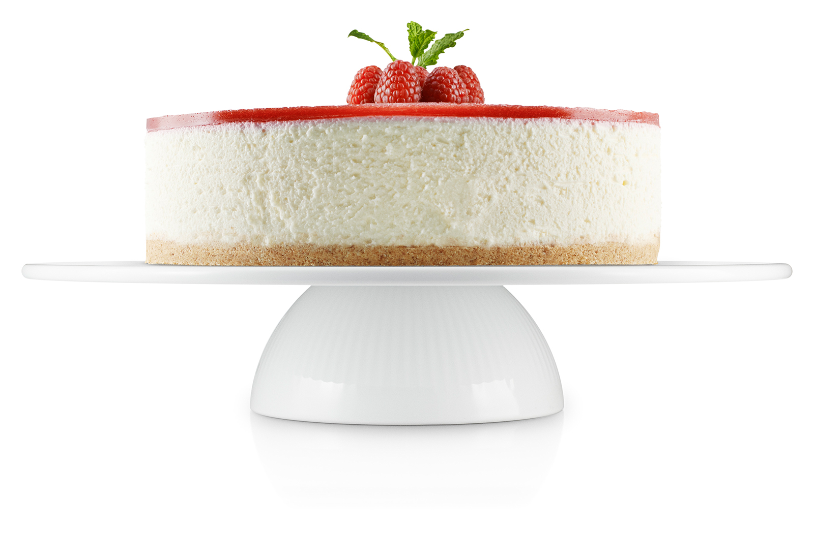Die Legio Nova Trortenplatte mit einem Erdbeercheesecake - von der Seite aufgenommen.