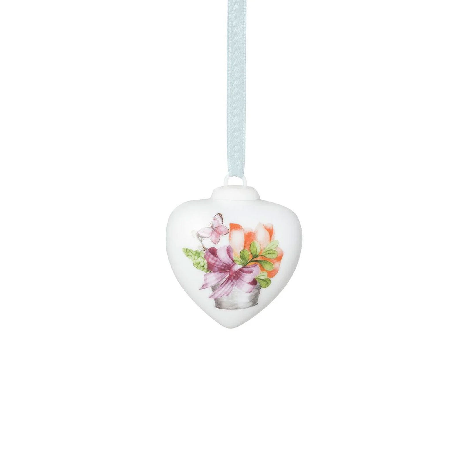 Weißes Porzellanherz- aufgehängt an einem hellblauen Schleifenband. Vorne aufgedruckt ist eine orangene Tulpe mit einer Perlhyazintze, die in einer grauen Vase stecken.