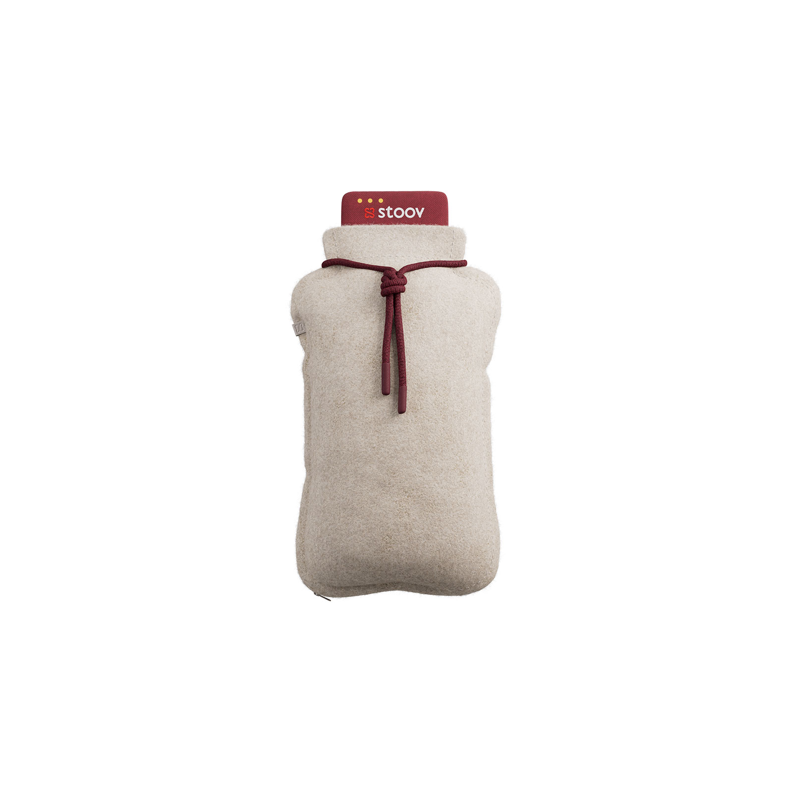 Die Homey Wärmflasche Original Beige von Stoov ist ein wärmflaschenförmiges Heizkissen in einer hellbraunen Hülle. Oben befindet sich ein dunkelrotes Bedienelement.