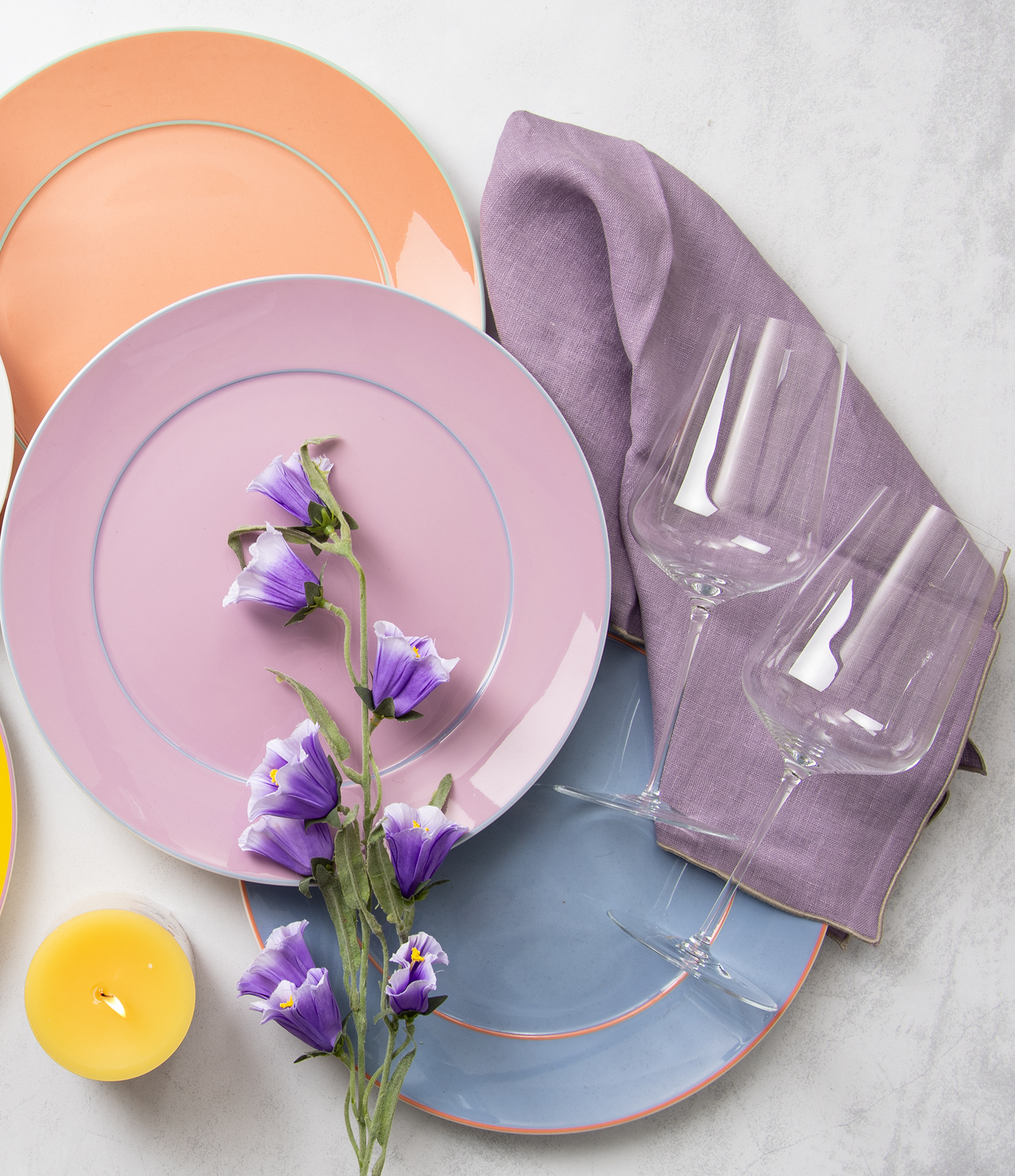 Verschieden farbige Meissen Urban Colors Teller als Stimmungsbild zusammen mit anderen Tischaccessoires auf einem Tisch dekoriert.