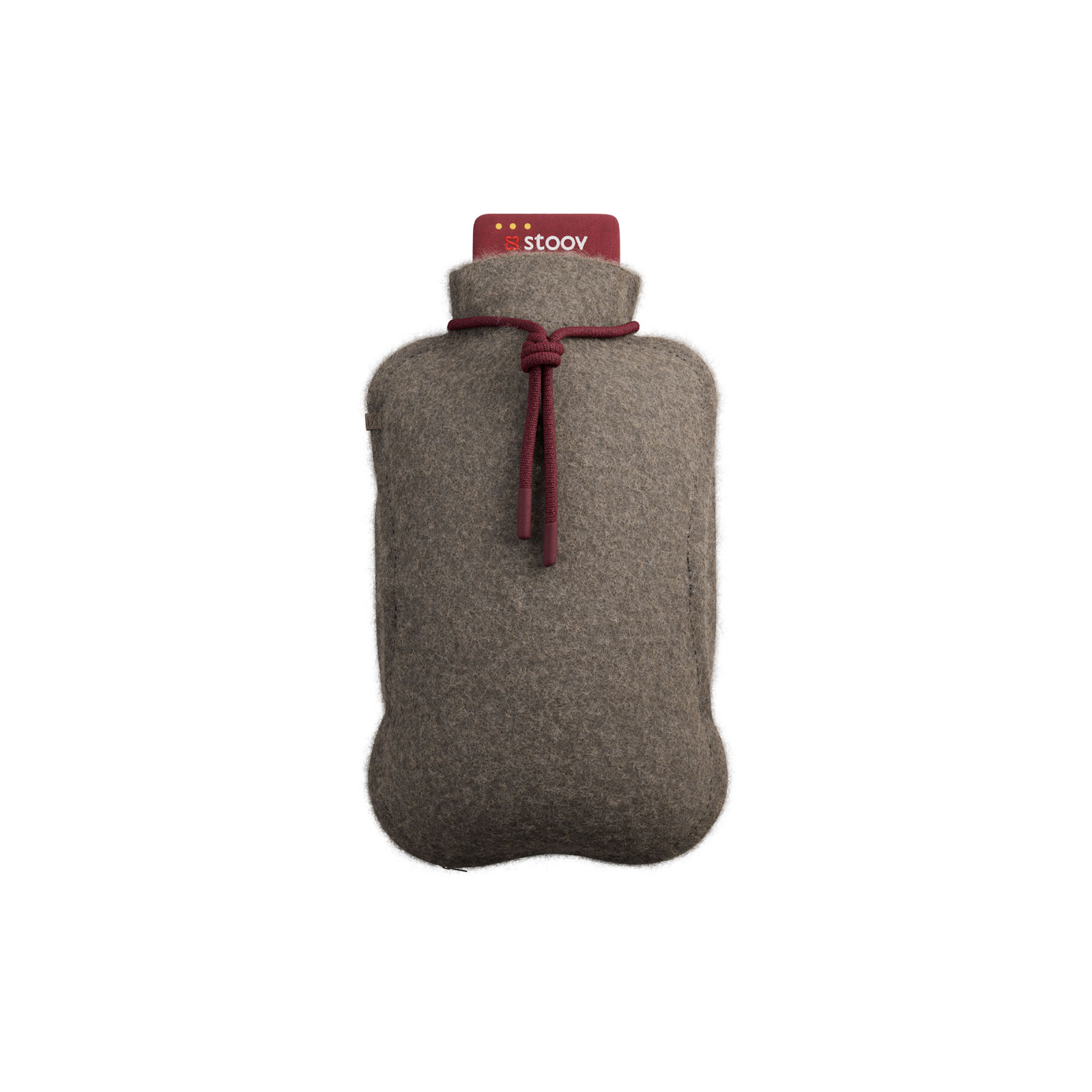 Die Homey XL Wärmflasche Teddy Taupe von Stoov hat einen Bezug aus camelbraunem Teddystoff.