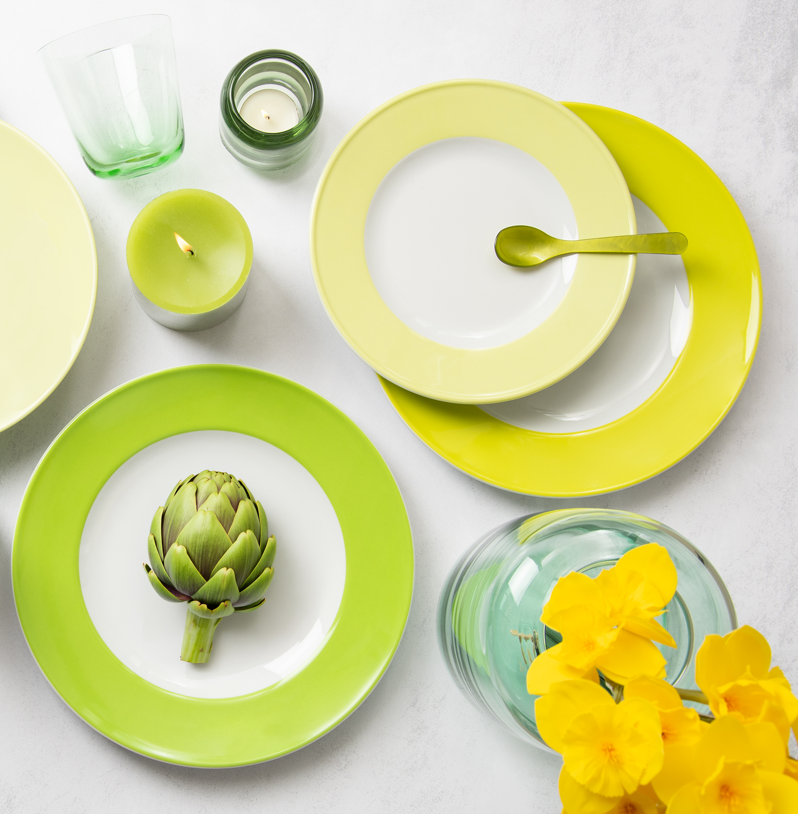 Verschiedene Teller, Tassen und weitere Tischaccessoires der Dibbern Solid Color Serie.