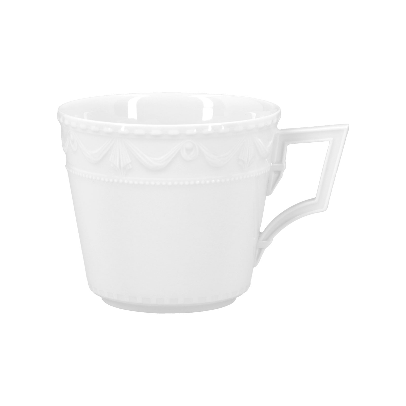 Die Kurland weiß Mug von KPM Berlin hat einen klassizistischen Henkel und ein Relief um den Rand.