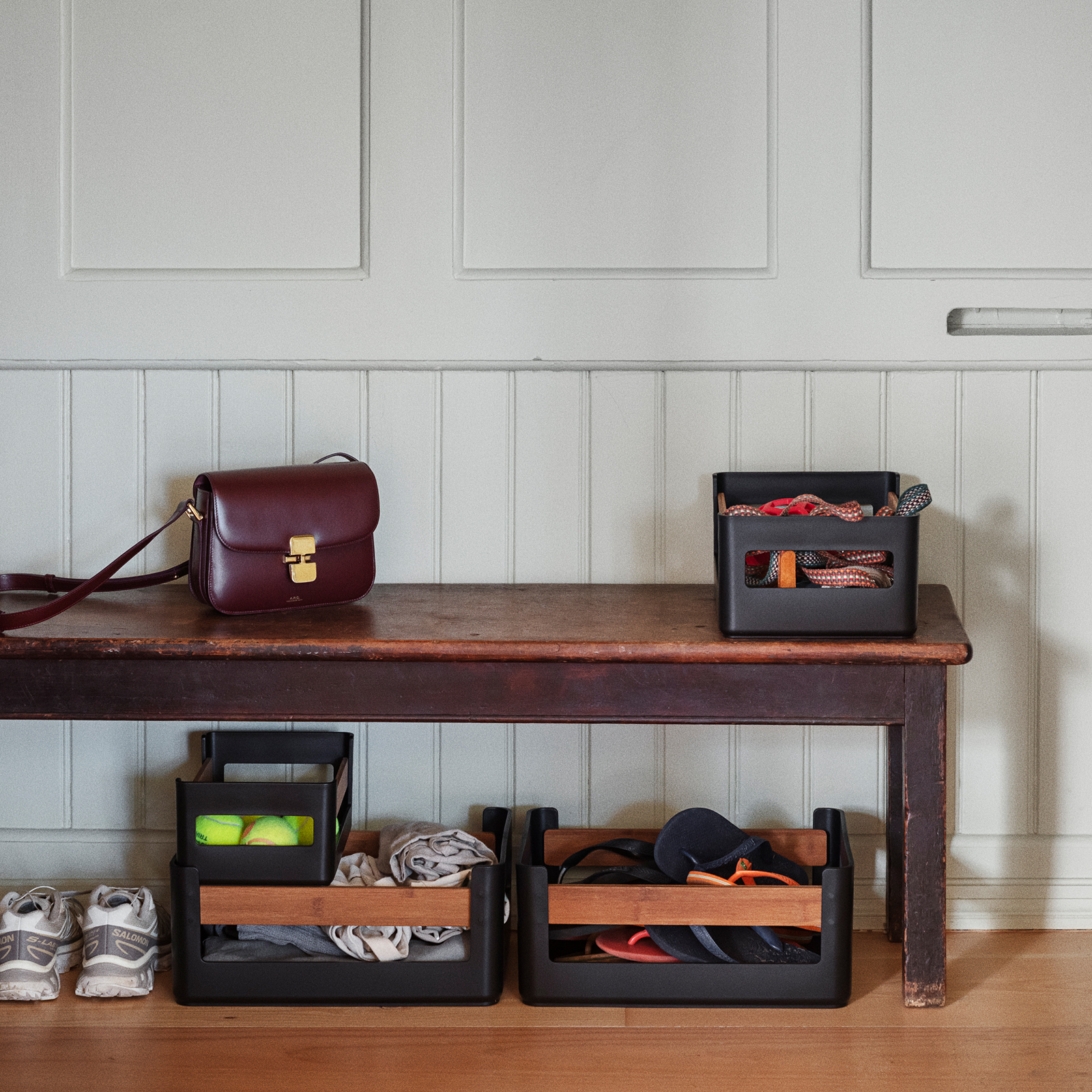 Auf dem Flur fliegen zu viele Schuhe rum? Dann schnappen Sie sich die Eva Trio Boxen und lagern Ihre Schuhe hier.