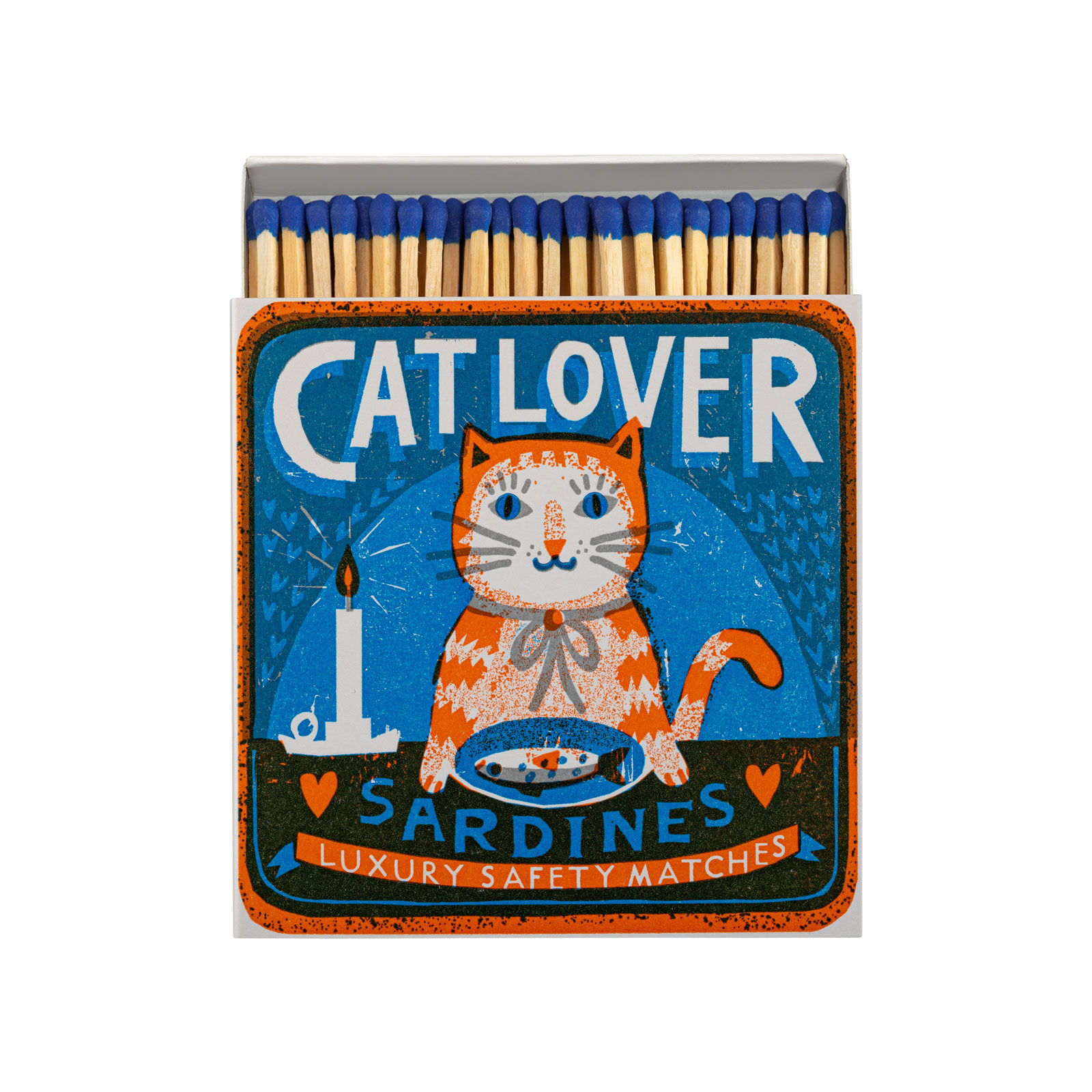 Die Schachtel der Streichhölzer Cat Lover Sardines von Archivist ist geziert von der Illustration einer Katze, die darauf wartet, endlich eine köstliche Sardine zu essen.