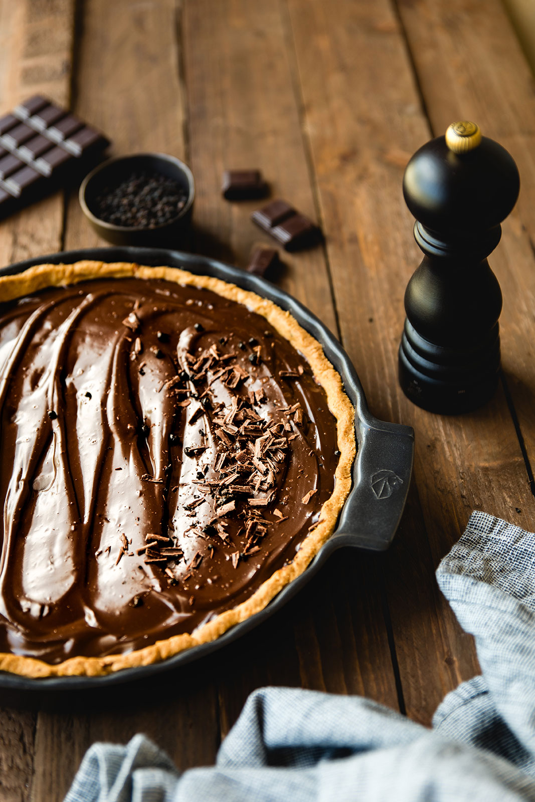 Würzbereit steht eine Paris Salzmühle in schokolade neben einer leckeren Schokoladen-Tarte.