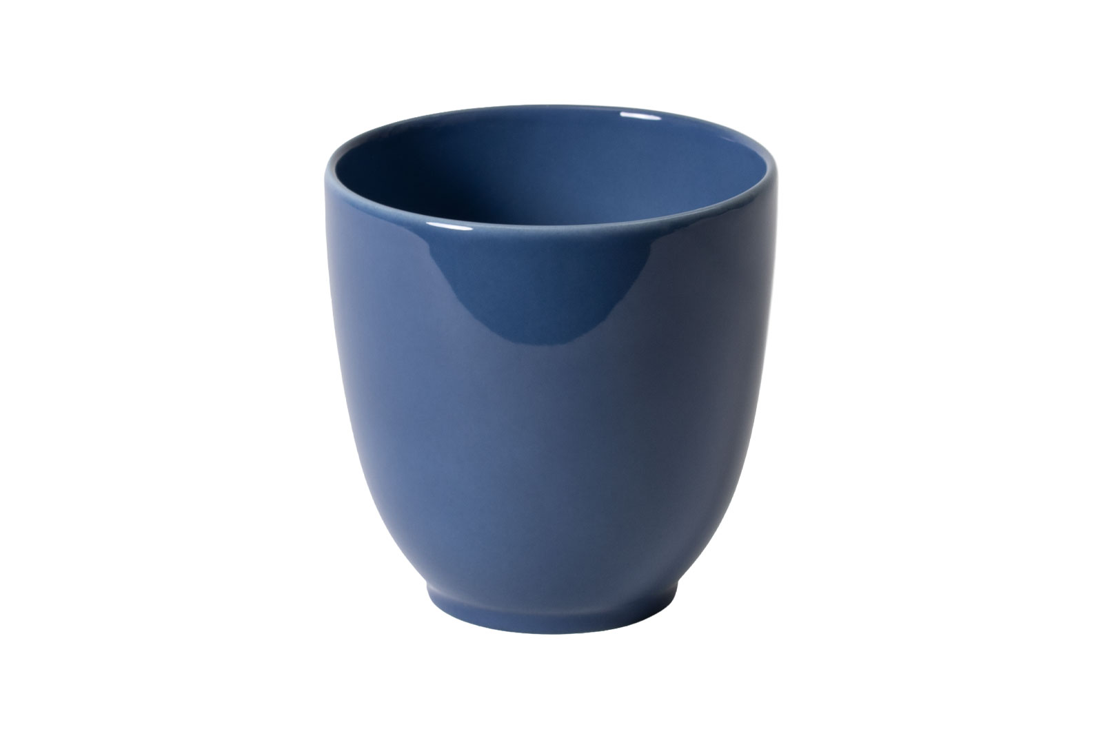 Der Dibbern One Color indigo Becher ist ein henkelloser Porzellanbecher mit jeansblauer Glasur.
