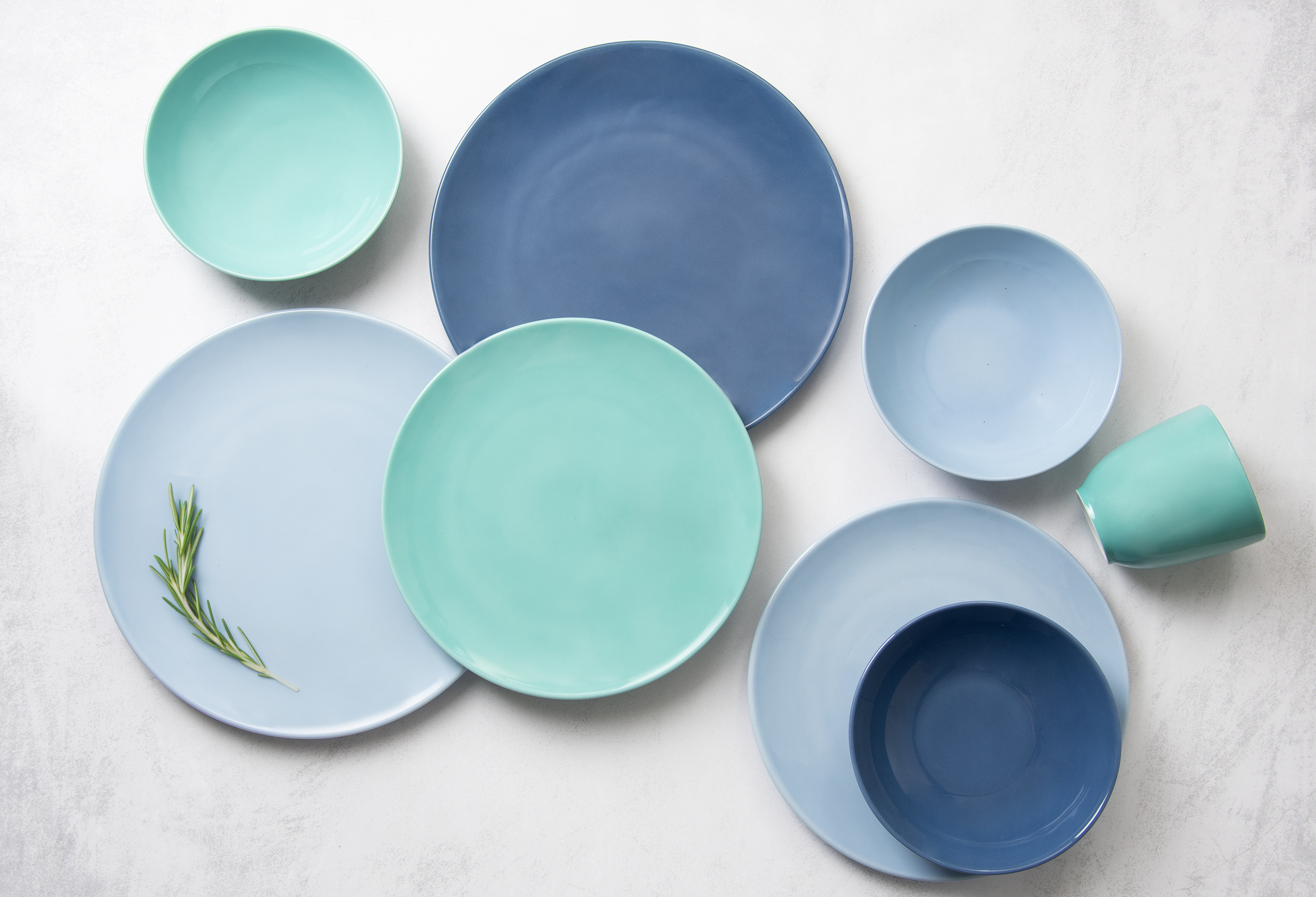Verschiedene Teller, Becher und Schüsseln der Dibbern One Color Serie von oben fotografiert.