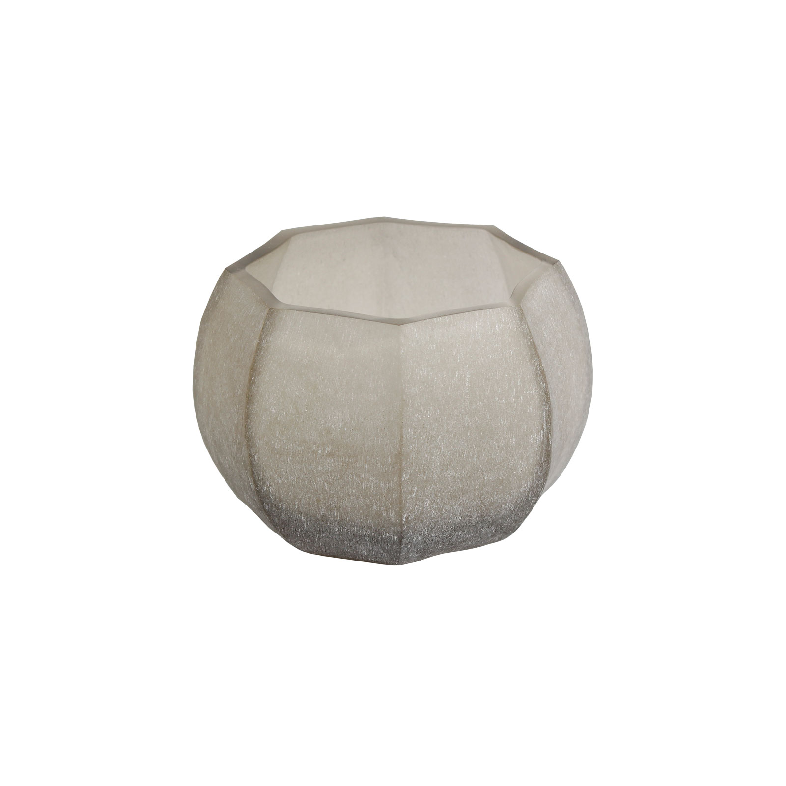 Die Koonam Vase/Teelicht smokegrey von Guaxs ist achteckig und trotzdem bauchig. Das Windlicht besteht aus rauchgrauem Glas.