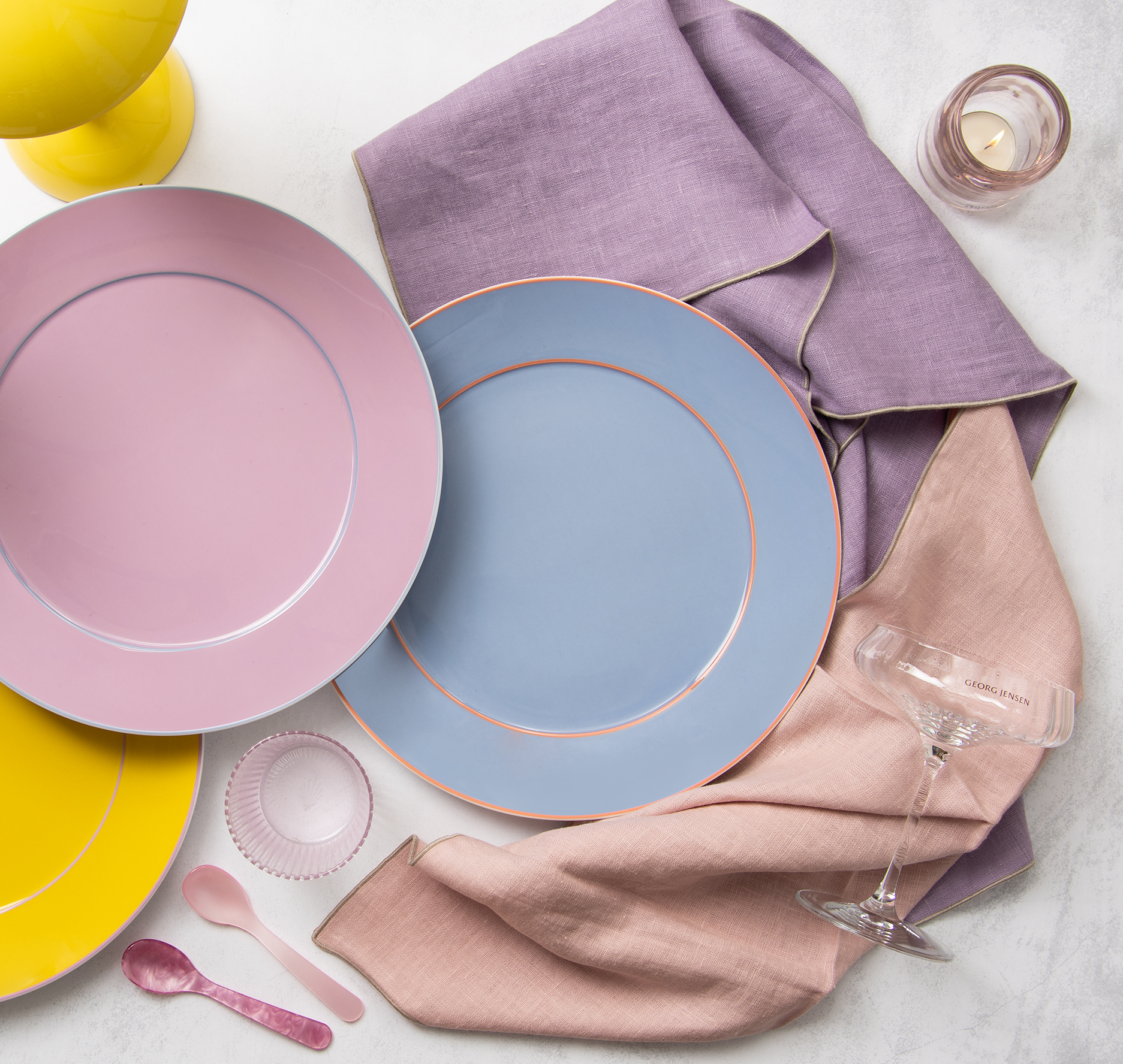 Verschieden farbige Meissen Urban Colors Teller als Stimmungsbild zusammen mit anderen Tischaccessoires auf einem Tisch dekoriert.