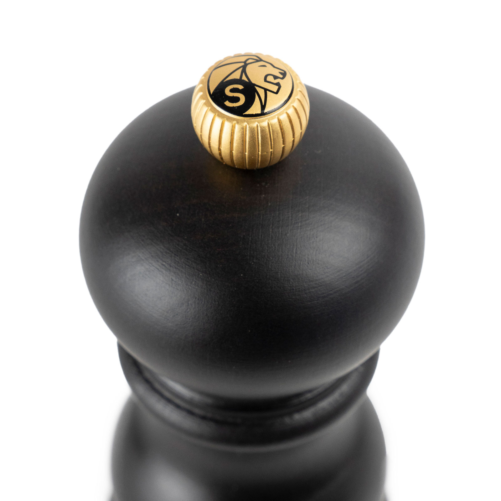 Detailansicht des Kopfes und des ikonischen Metallknopfes der Paris Salzmühle von Peugeot.