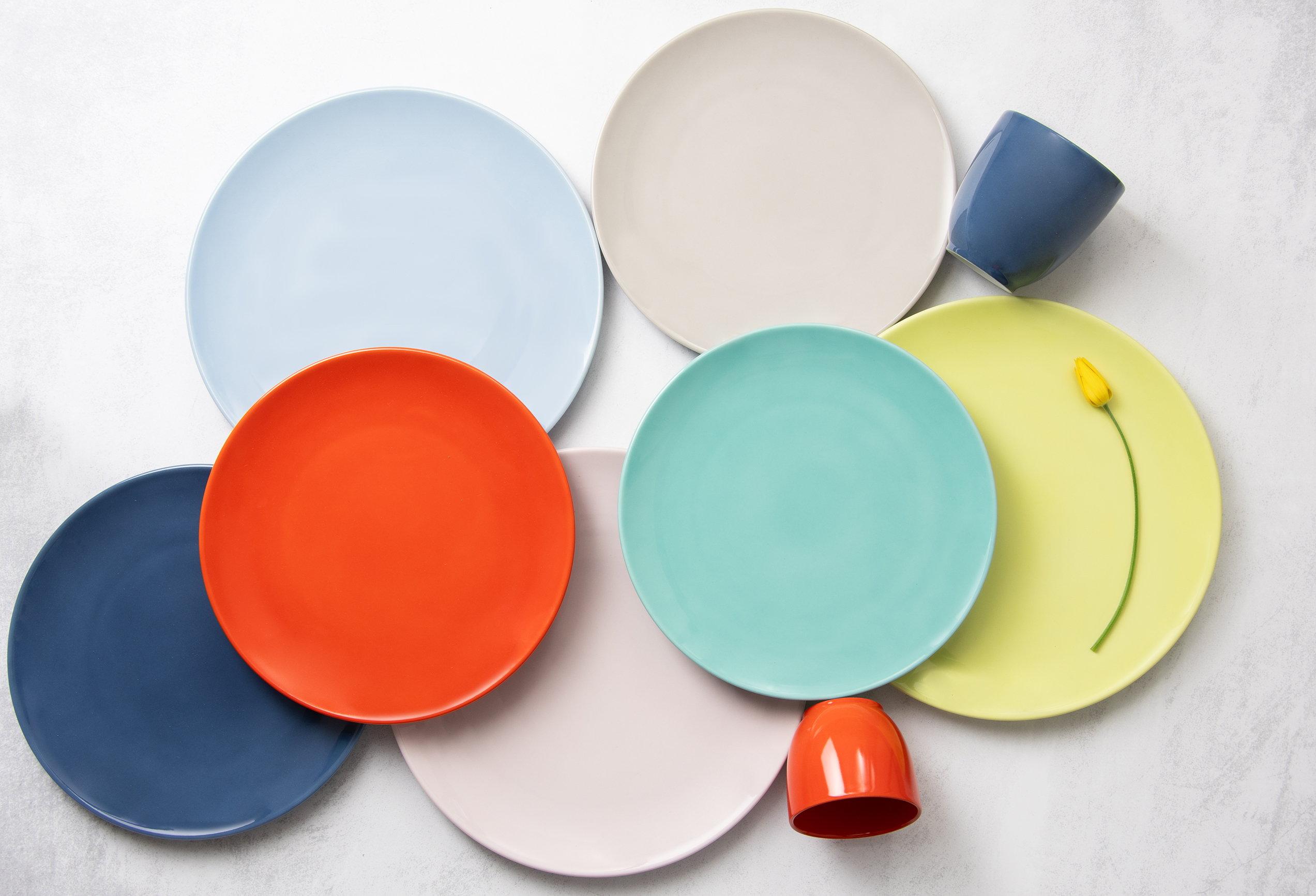 Verschiedene Teller, Becher und Schüsseln der Dibbern One Color Serie von oben fotografiert.