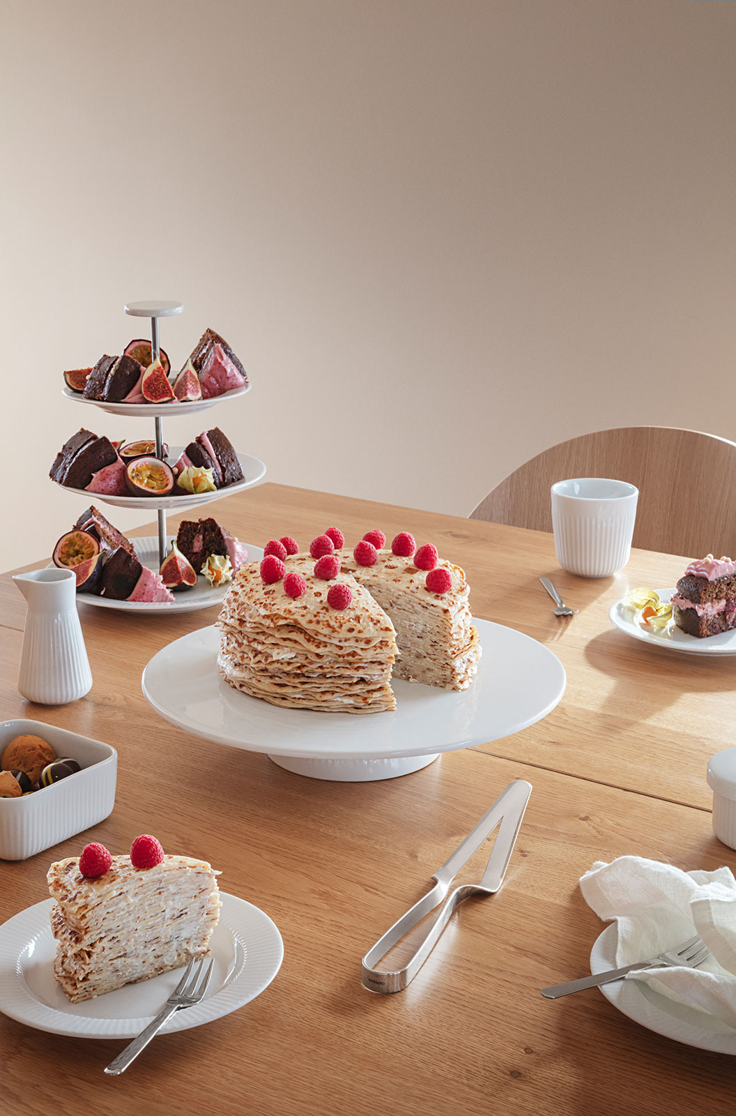 Auf einer angerichteten Kaffeetafel steht eine leckere Crepetorte auf der Legio Nova Tortenplatte.