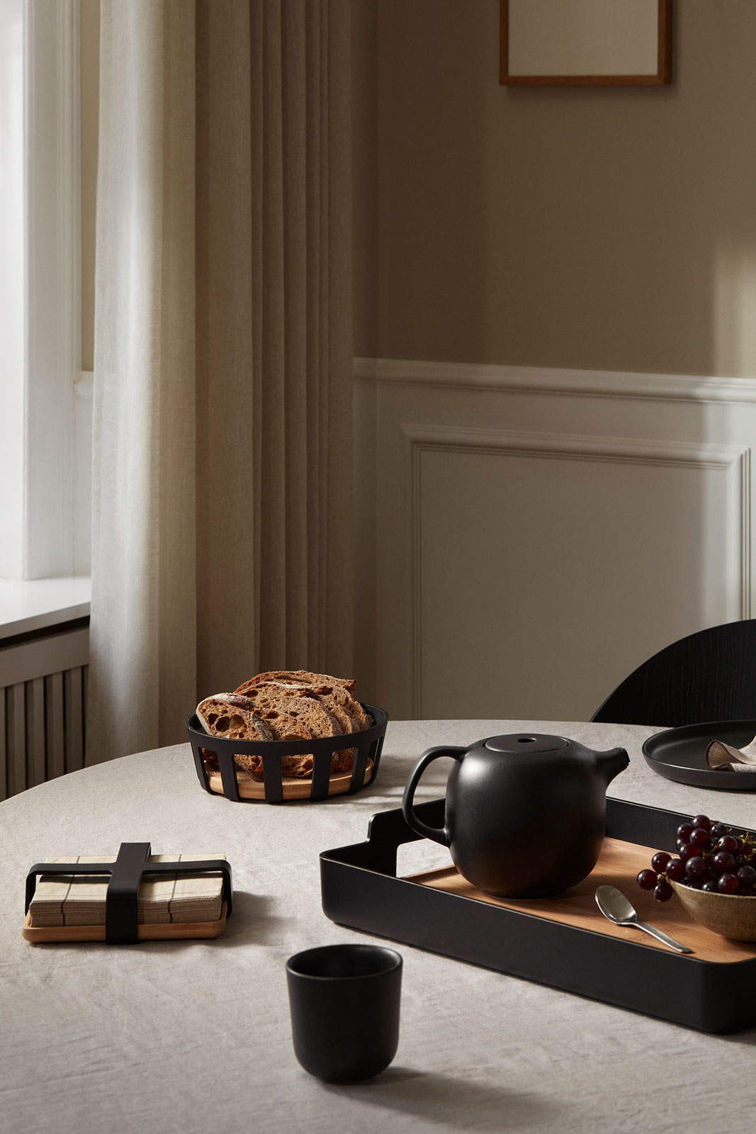Das Nordic kitchen Serviertablett eckig, beladen mit einer Teekanne und Weintrauben, steht inmitten anderer Nordic kitchen Artikel auf einem gedeckten Tisch. Es ist sehr elegant, wie alles zusammen passt.