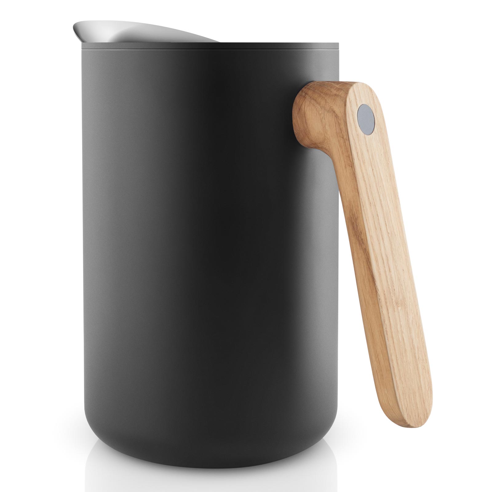 Die Eva Trio Nordic Kitchen IsolierkanneWasserkocher in schwarz mit Holzgriff vor weißem Hintergrund.