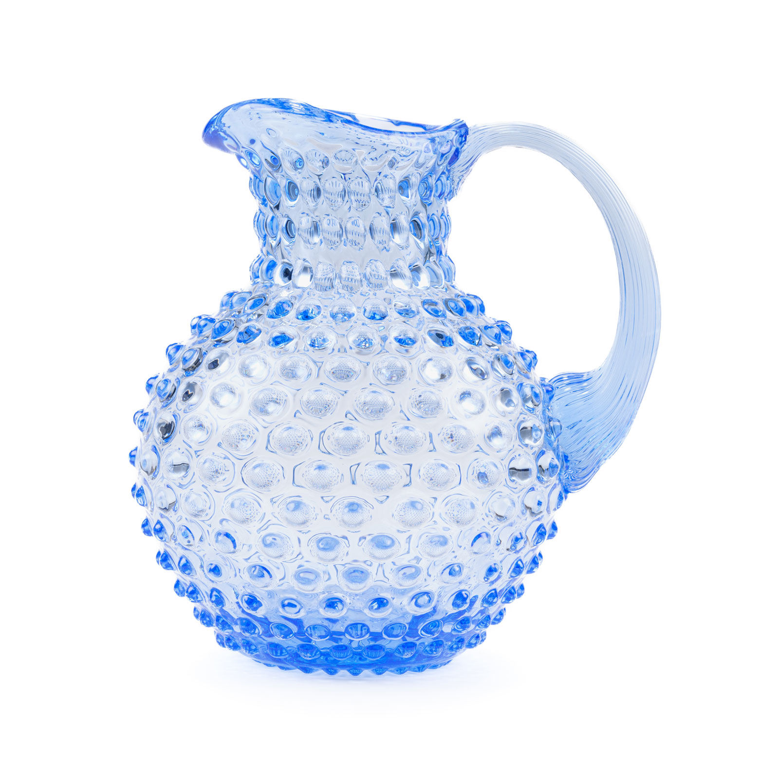 Der Paris Hobnail Krug Light blue von Anna von Lipa ist ein blauer Glaskrug mit bauchiger Form und kleinen Knubbeln auf der Oberfläche.