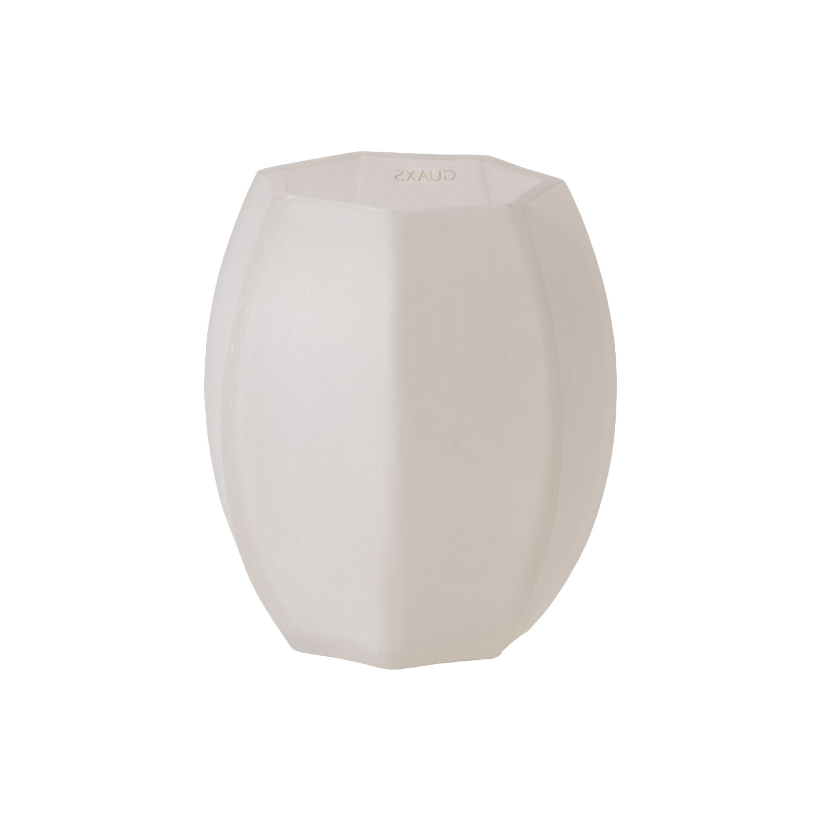 Eine bauchige Vase in organischer mehreckiger Form. Die Oberfläche des klaren Glases ist so geschliffen, dass sie weiß aussieht.