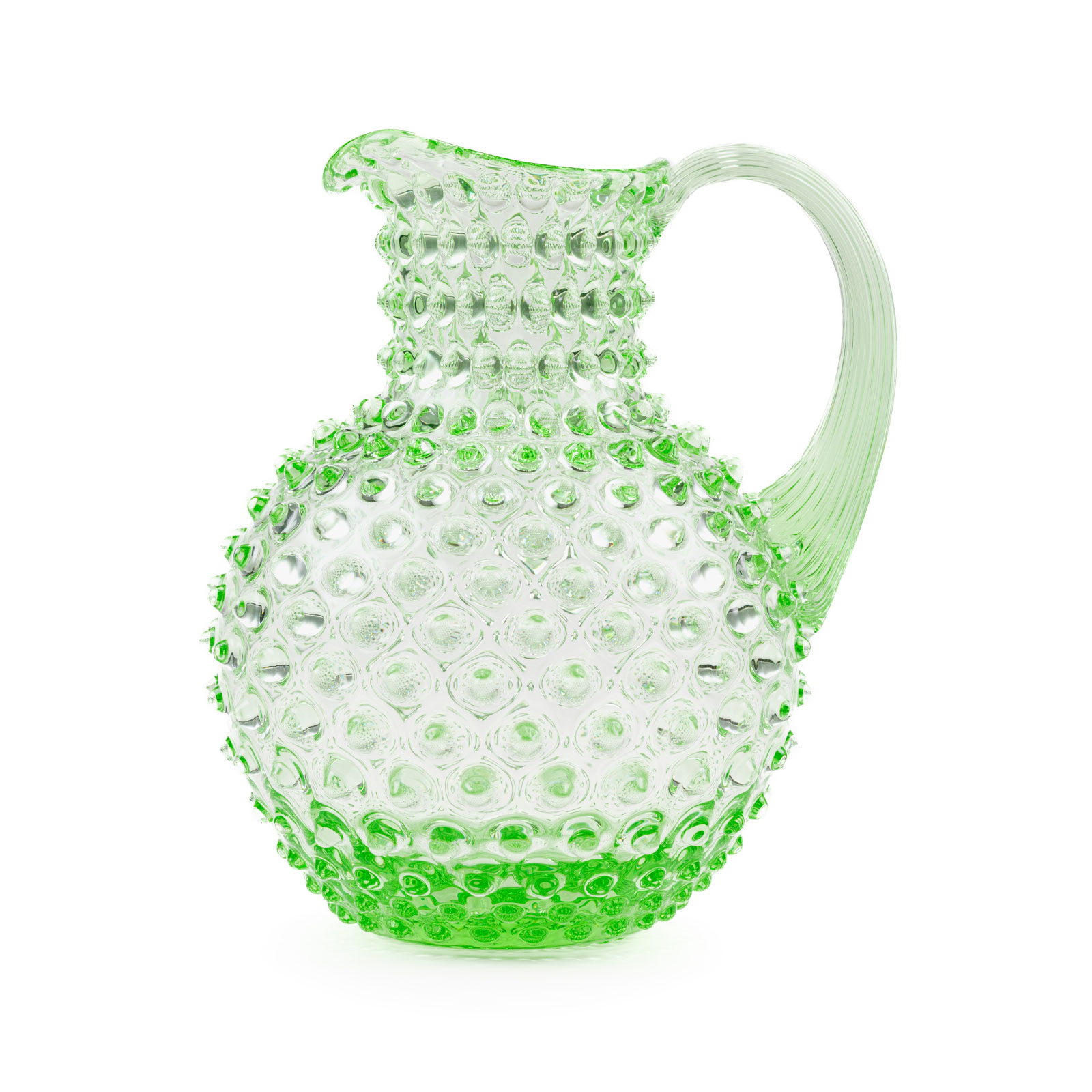 Der Paris Hobnail Krug Light Green von Anna von Lipa ist ein grüner Glaskrug mit bauchiger Form und kleinen Knubbeln auf der Oberfläche.