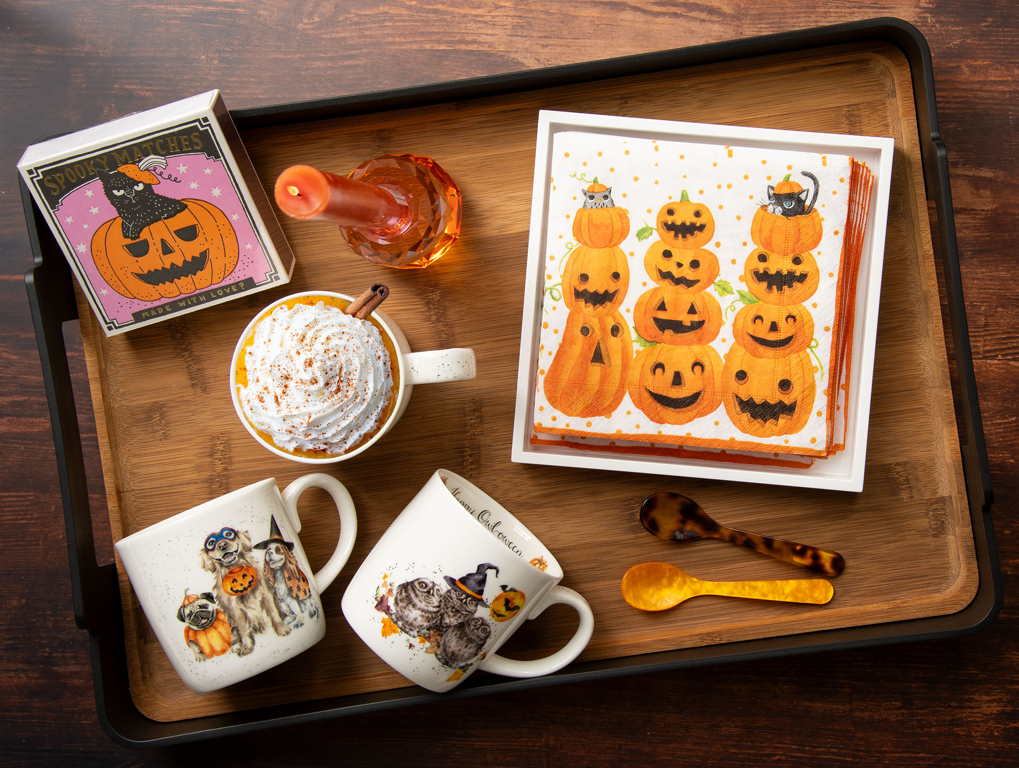 Ein Tablett auf einem Tisch. Auf dem Tablett befinden sich u.a. die Caspari Servietten "Jack O'Lanterns" sowie weitere passende Accessoires für die Halloween Zeit.
