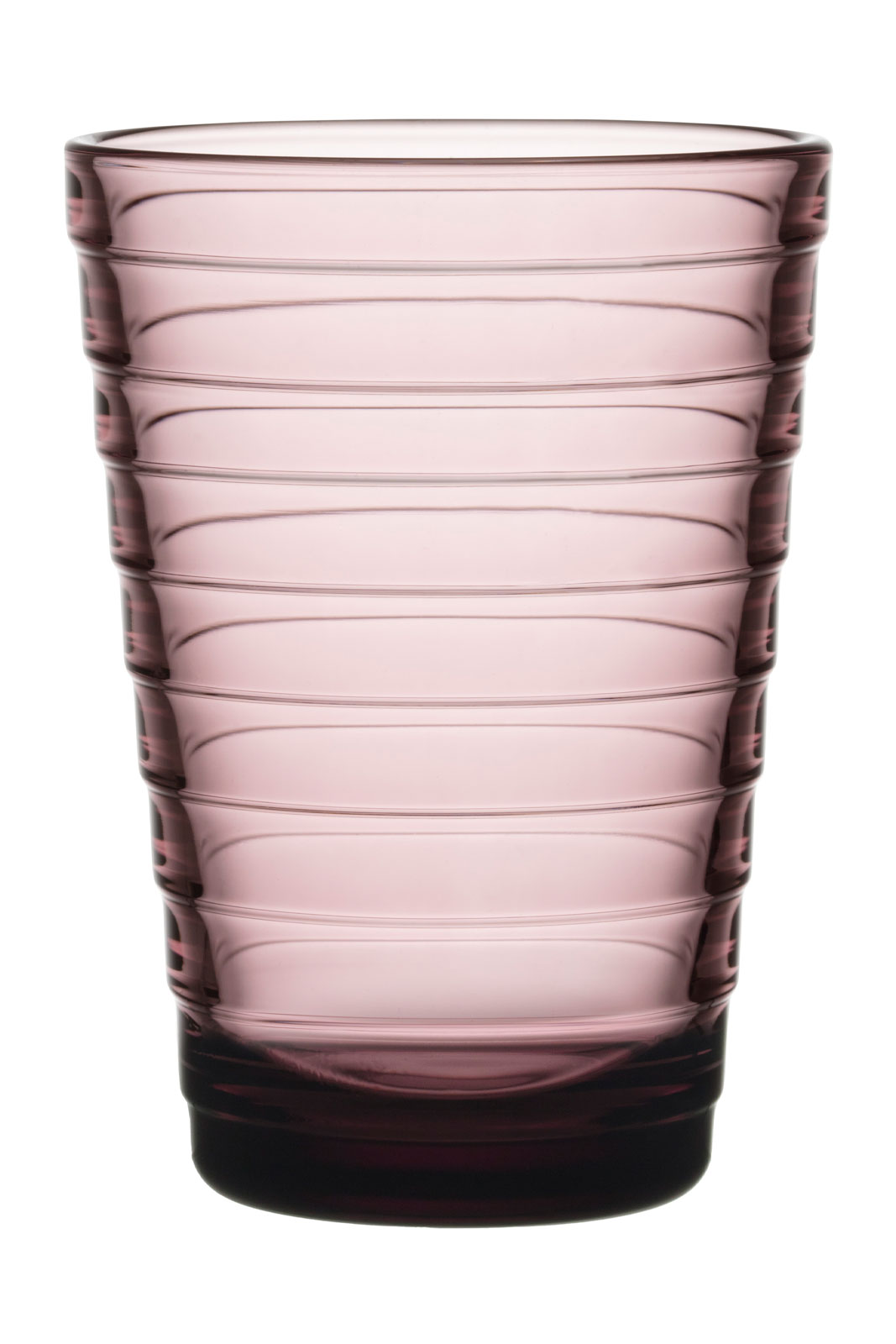Das Aino Aalto Glas in violett ist ein Trinkglas in einem rauchigen Lilaton. Es ist geziert von horizontalen Rippen.