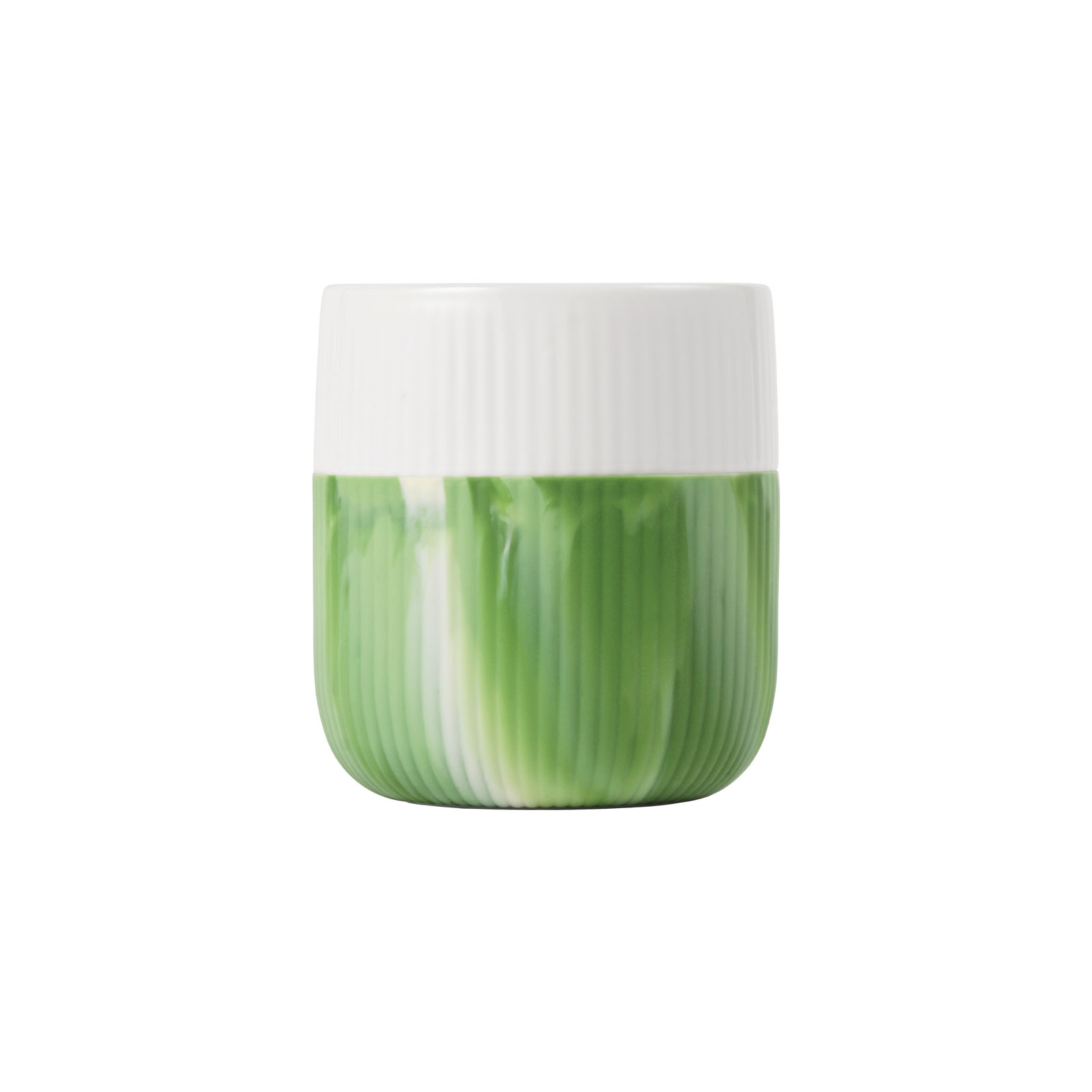 Andere Perspektive auf den Gerippt Contrast Becher Marble Green Grass von Royal Copenhagen.