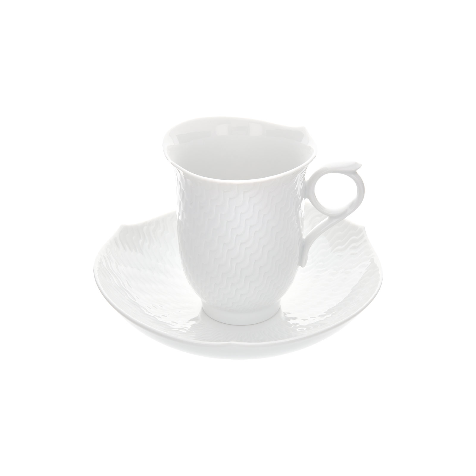 Die Wellenspiel Relief Kaffeetasse mit Untertasse von Meissen hat außen eine Reliefstruktur und einen wellenartig geschwungenen Rand an Tasse und Untertasse.
