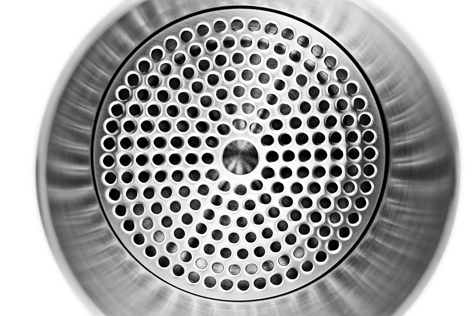Das Gitter im Eimer trennt das Schmelzwasser von den Eiswürfeln.