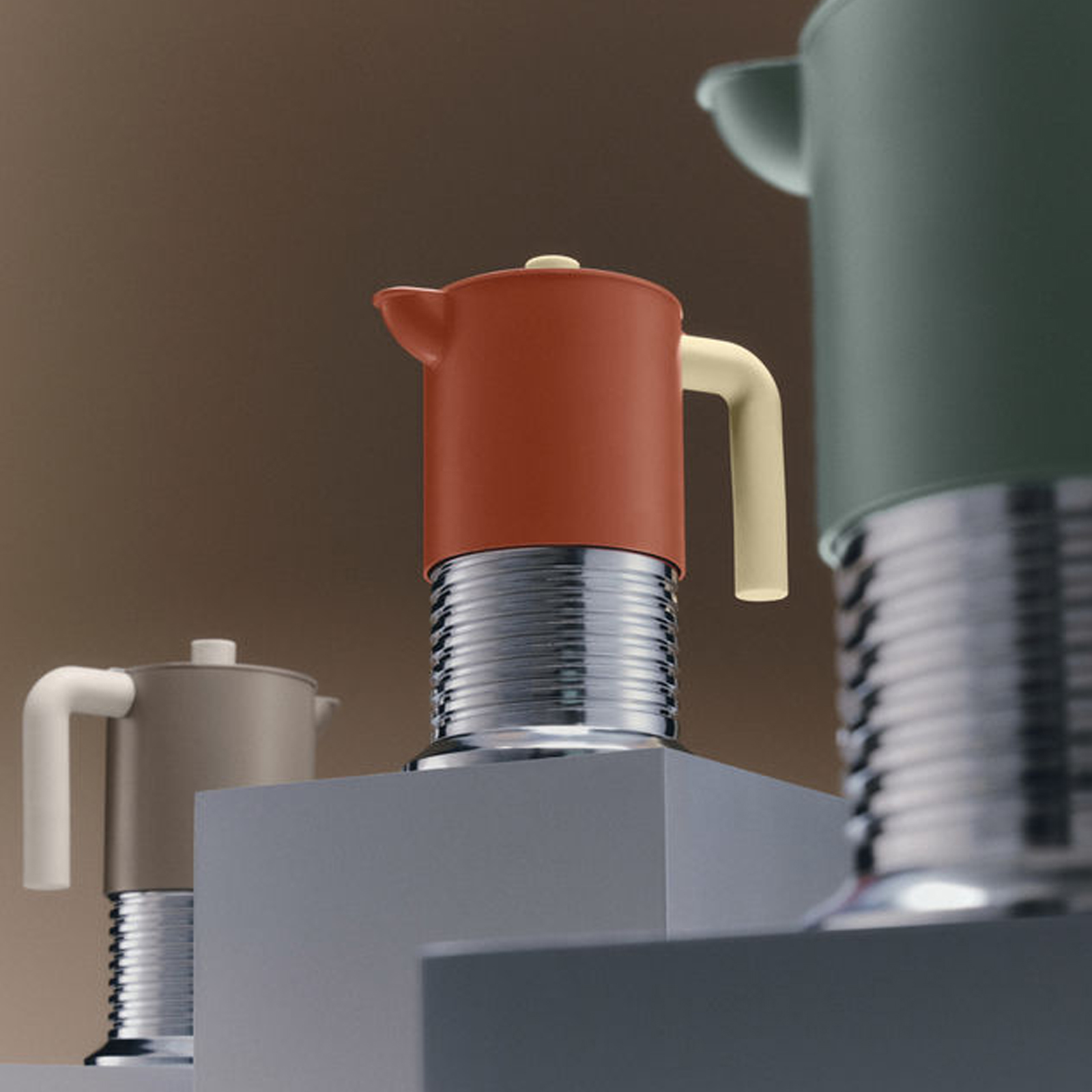 Alessi VITE Espressokocher in grün von Philippe Malouin auf einem Podest.