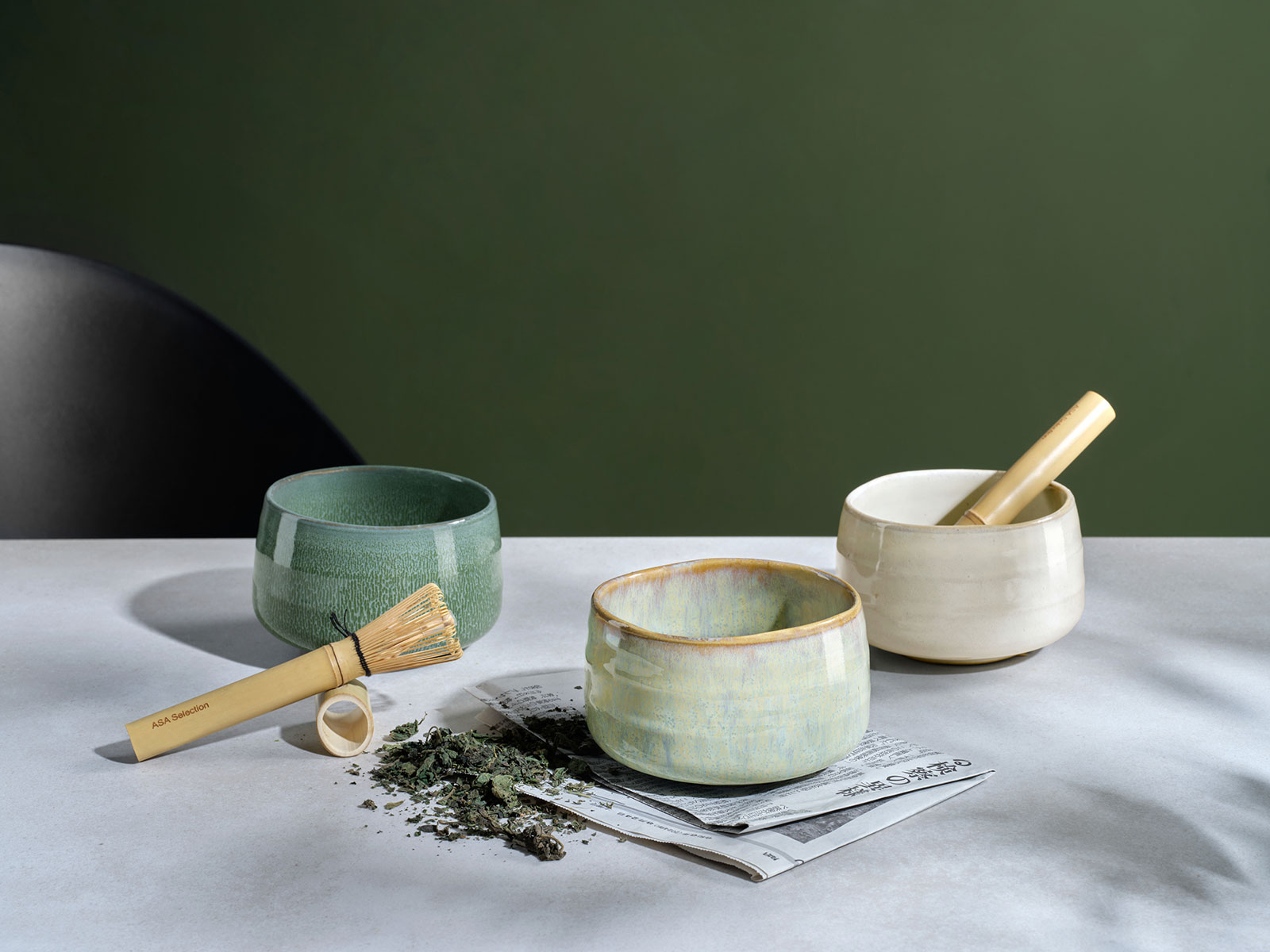 Auf einem hellen Tisch stehen drei Moribana Matcha Schalen, in denen gerade frischer Matcha zubereitet wurde.
