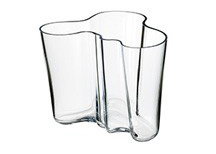 Eine durchsichtige Alvar Aalto Glasvase in Wellenform.