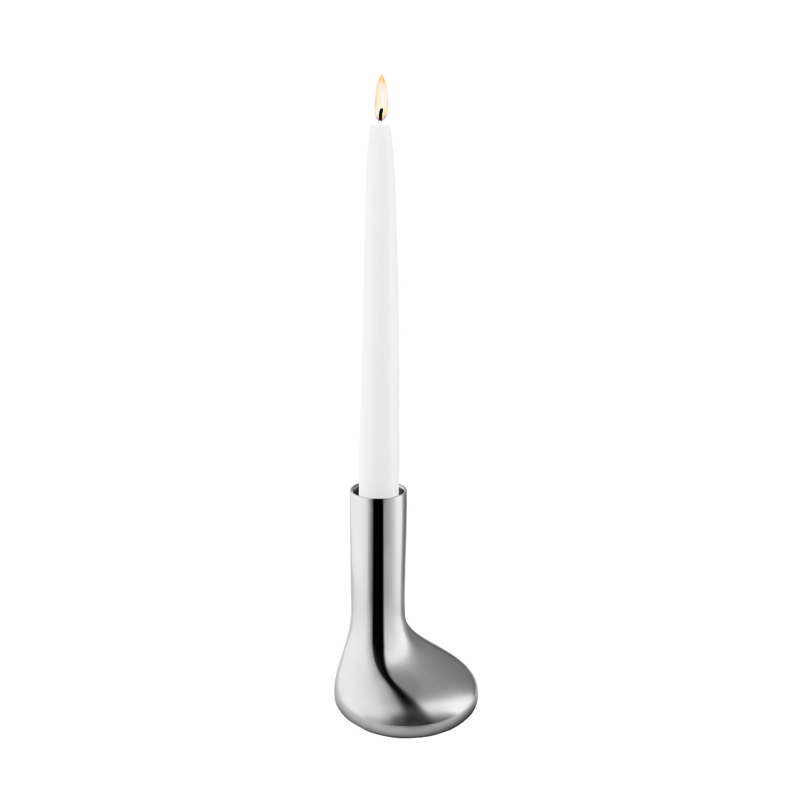 Im Mellow Kerzenhalter 12cm von Eva Solo steckt eine brennende weiße Stabkerze.