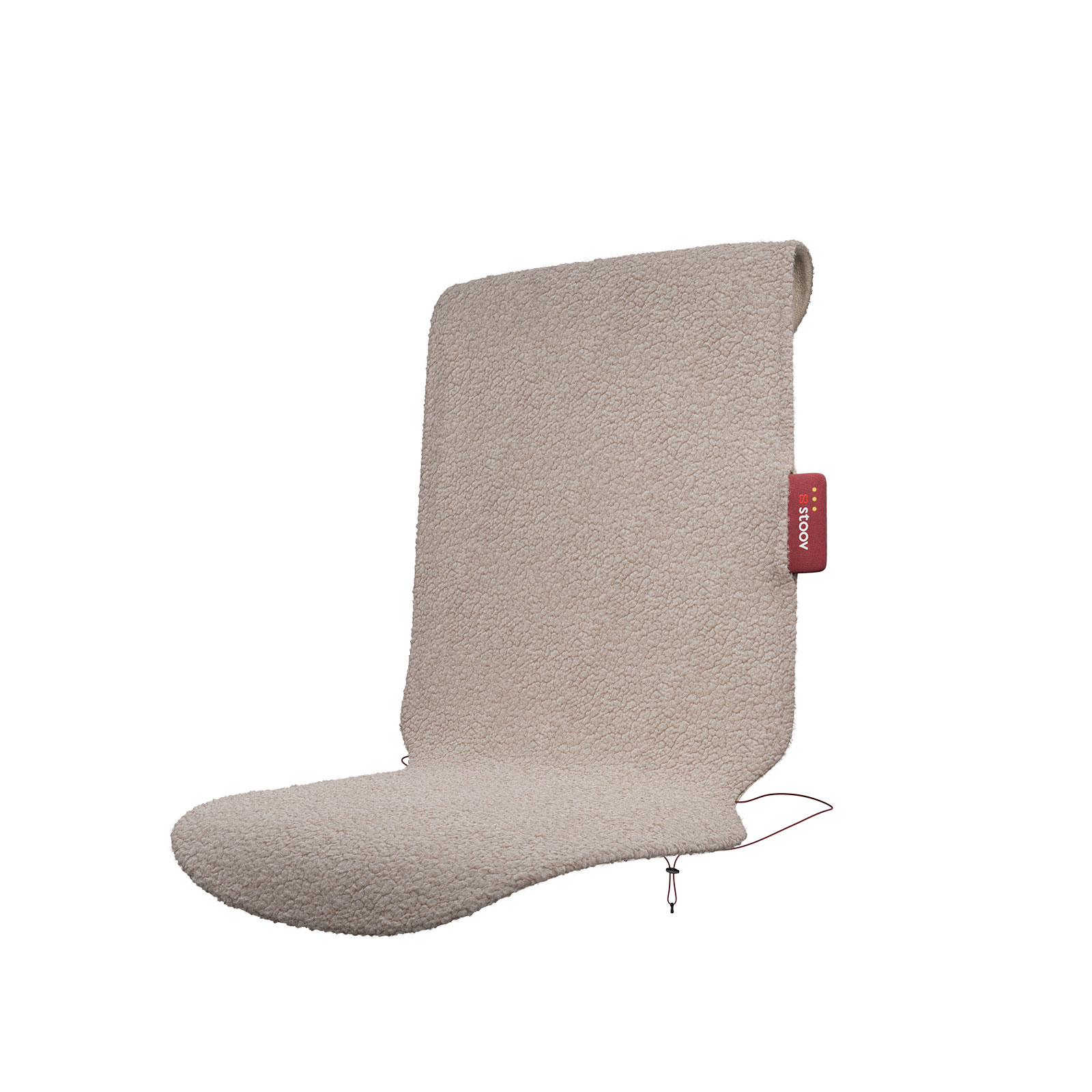 Die Big Hug Heizdecke Woolly Beige von Stoov ist eine beheizte Stuhlauflage, überzogen von kuscheligem Teddy-Stoff in Hellbraun. An der Seite befindet sich ein dunkelrotes Bedienelement.