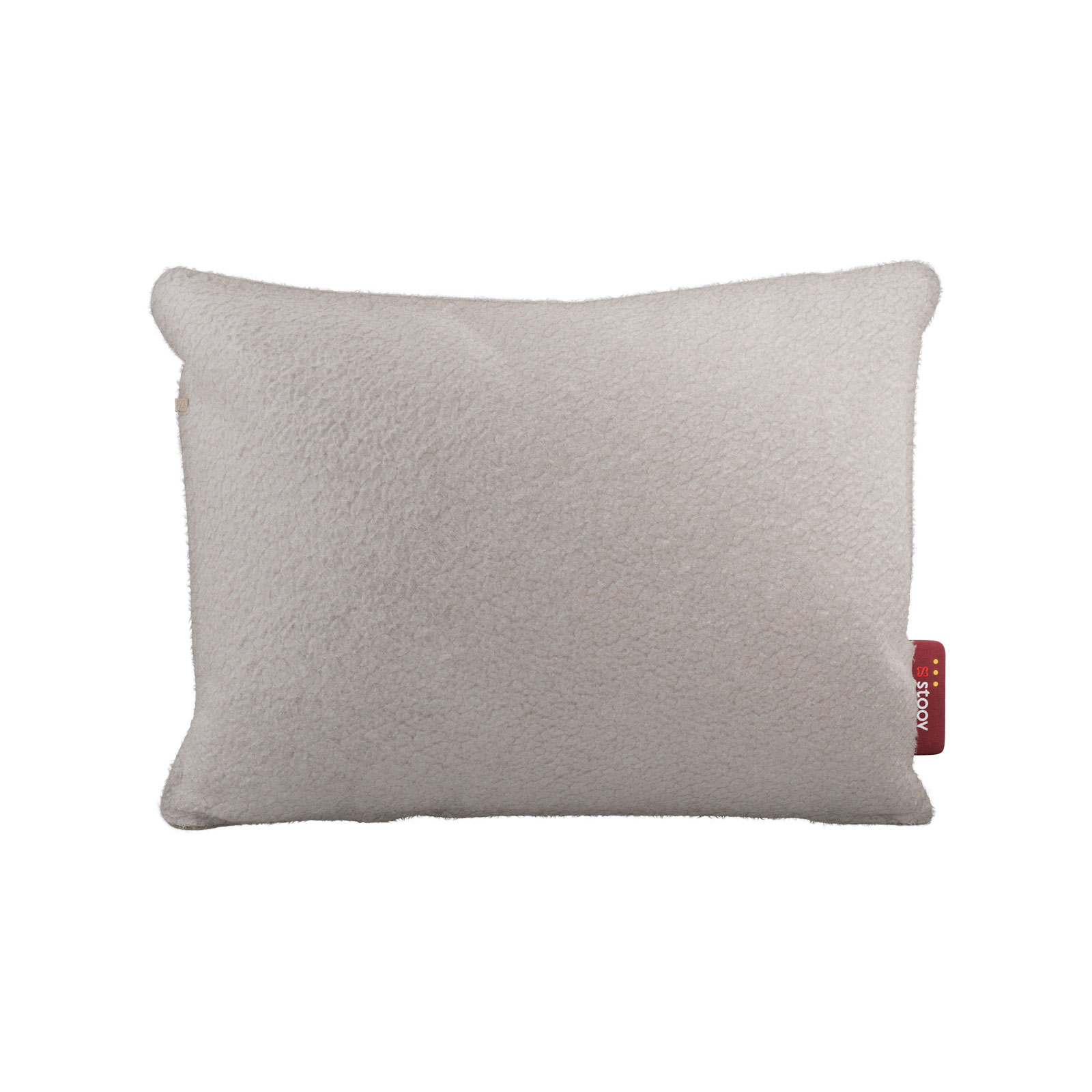 Die Vorderseite des Ploov Heizkissens Woolly Off-White von Stoov besteht aus elfenbeinfarbenem Teddy-Stoff. Rechts befindet sich das rote Stoov-Label, mit dem Sie das Kissen bedienen können.