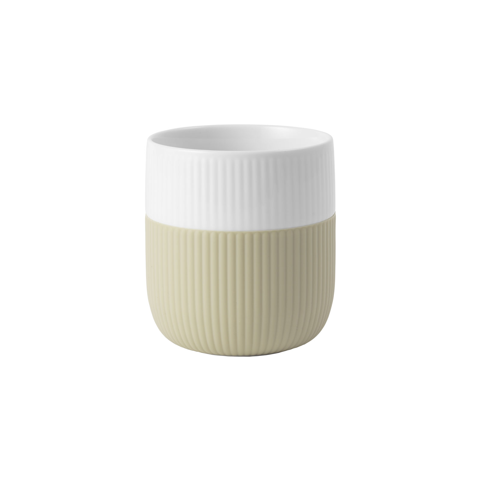 Der Gerippt Contrast Becher Sand von Royal Copenhagen ist ein henkelloser weißer Porzellanbecher mit beiger Silikonummantelung um die untere Hälfte.