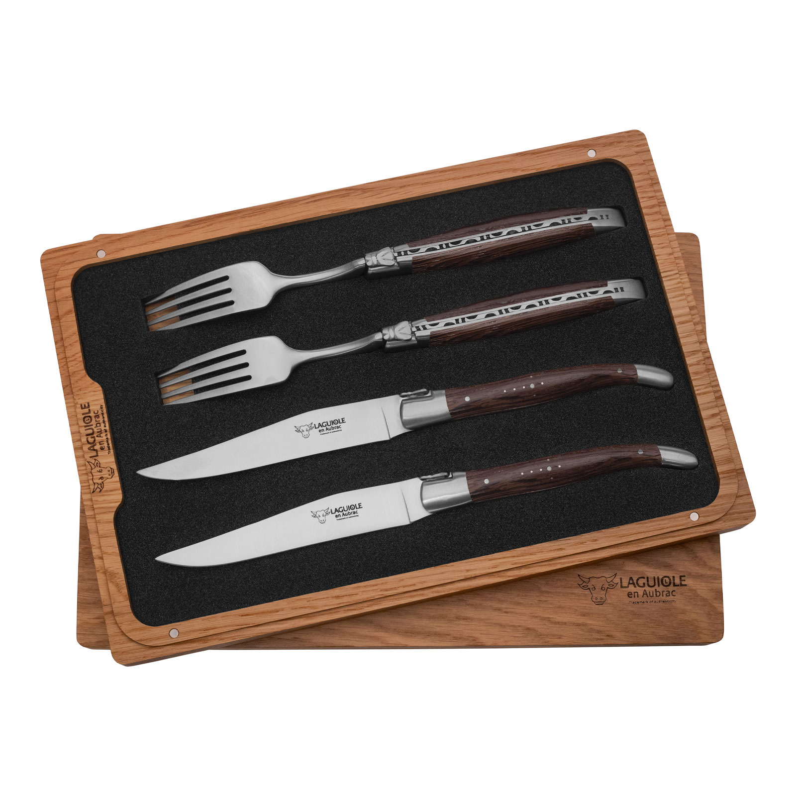 Das Steakbesteck 4-teilig Wenge von Laguiole en Aubrac liegt gebettet in eine Holzschachtel mit Magnetverschluss. Das Set besteht aus je zwei Steakgabeln und Steakmessern mit dunkelbraunen Griffschalen aus Holz.