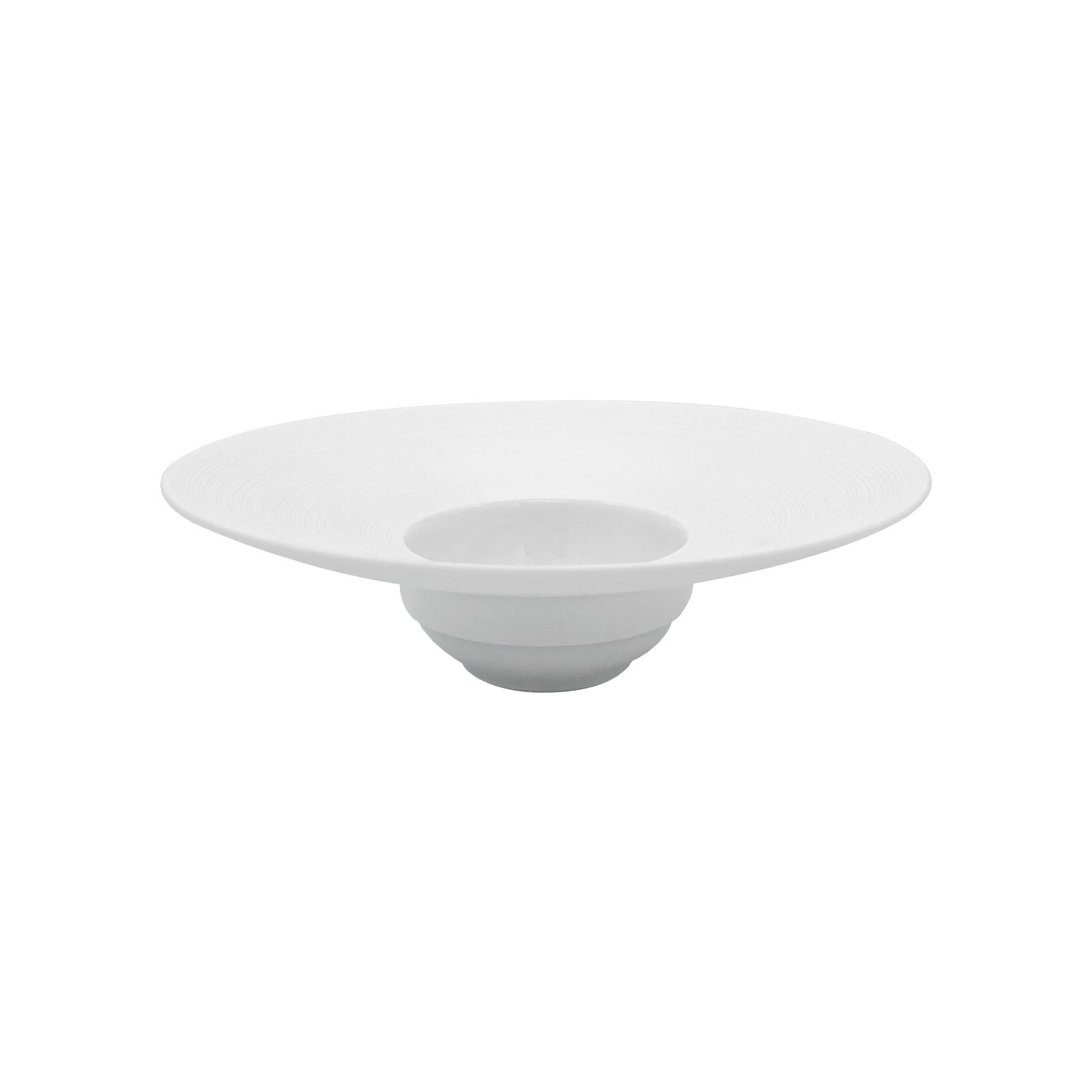 Der Hémisphère Satin white Suppenteller klein von Coquet ist ein tiefer Teller aus weißem Porzellan mit einem matten Rillen-Finish auf der Fahne.