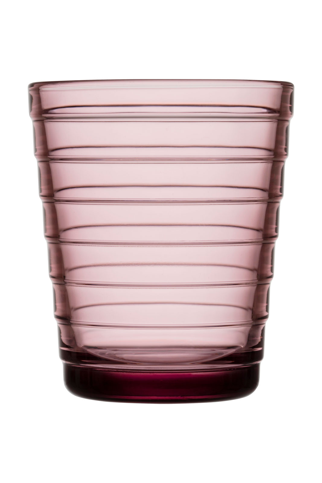 Das Aino Aalto Glas in violett ist ein Trinkglas in einem rauchigen Lilaton. Es ist geziert von horizontalen Rippen.