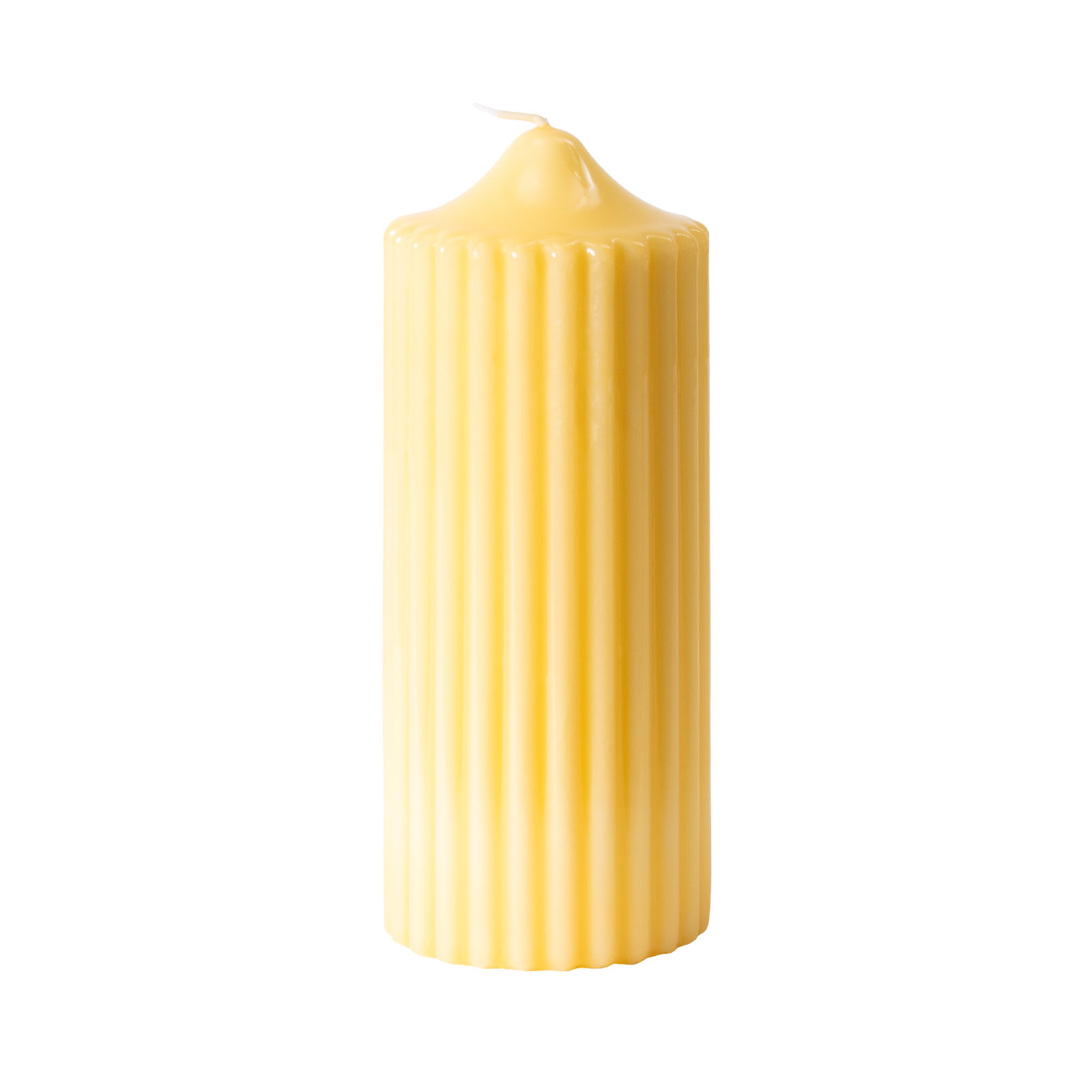 Die gelackte Rillenkerze von Engels Kerzen ist eine gerillte Stumpenkerze, die mit einem pastellgelben Glanzlack überzogen ist.