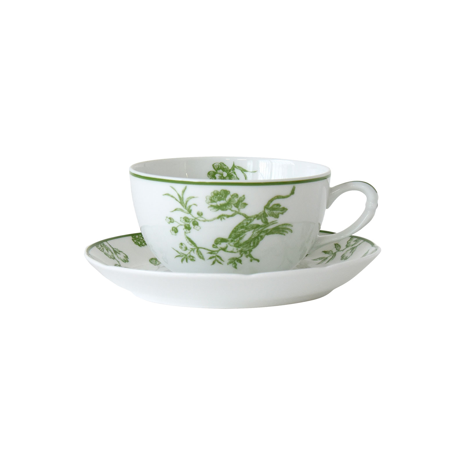 Die Albertine Teetasse mit Untertasse ist eine bauchige weiße Porzellantasse mit grünem Toile-de-Juoy Muster und passender Untertasse.