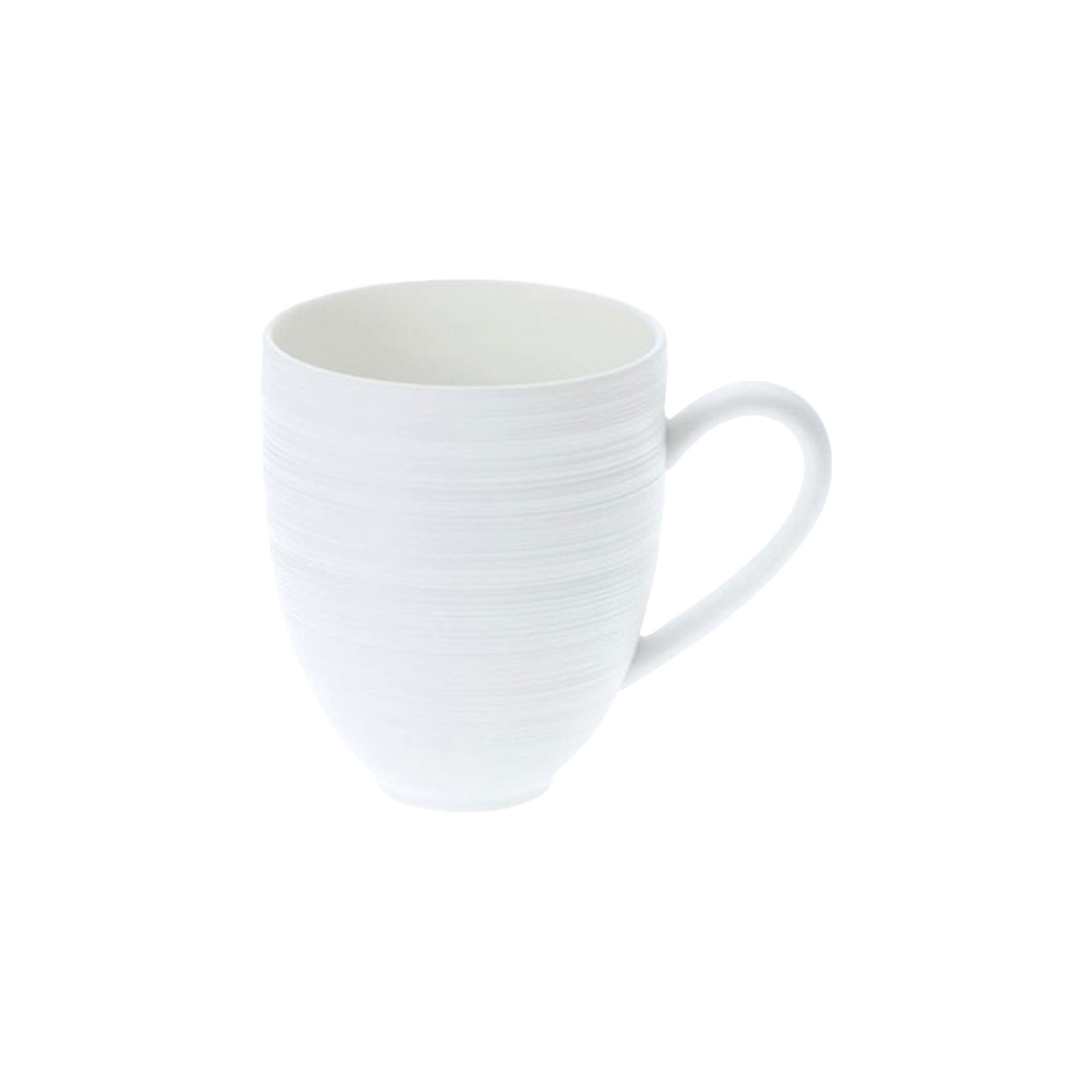 Der Hémisphère Satin white Becher von Coquet besteht aus weißem Porzellan und hat eine matte, gerillte Oberflächenstruktur.