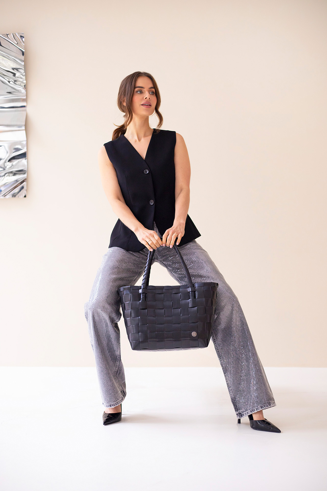 Eine Frau im monochromen Business Casual Outfit trägt den farblich passenden Paris Shopper in schwarz.