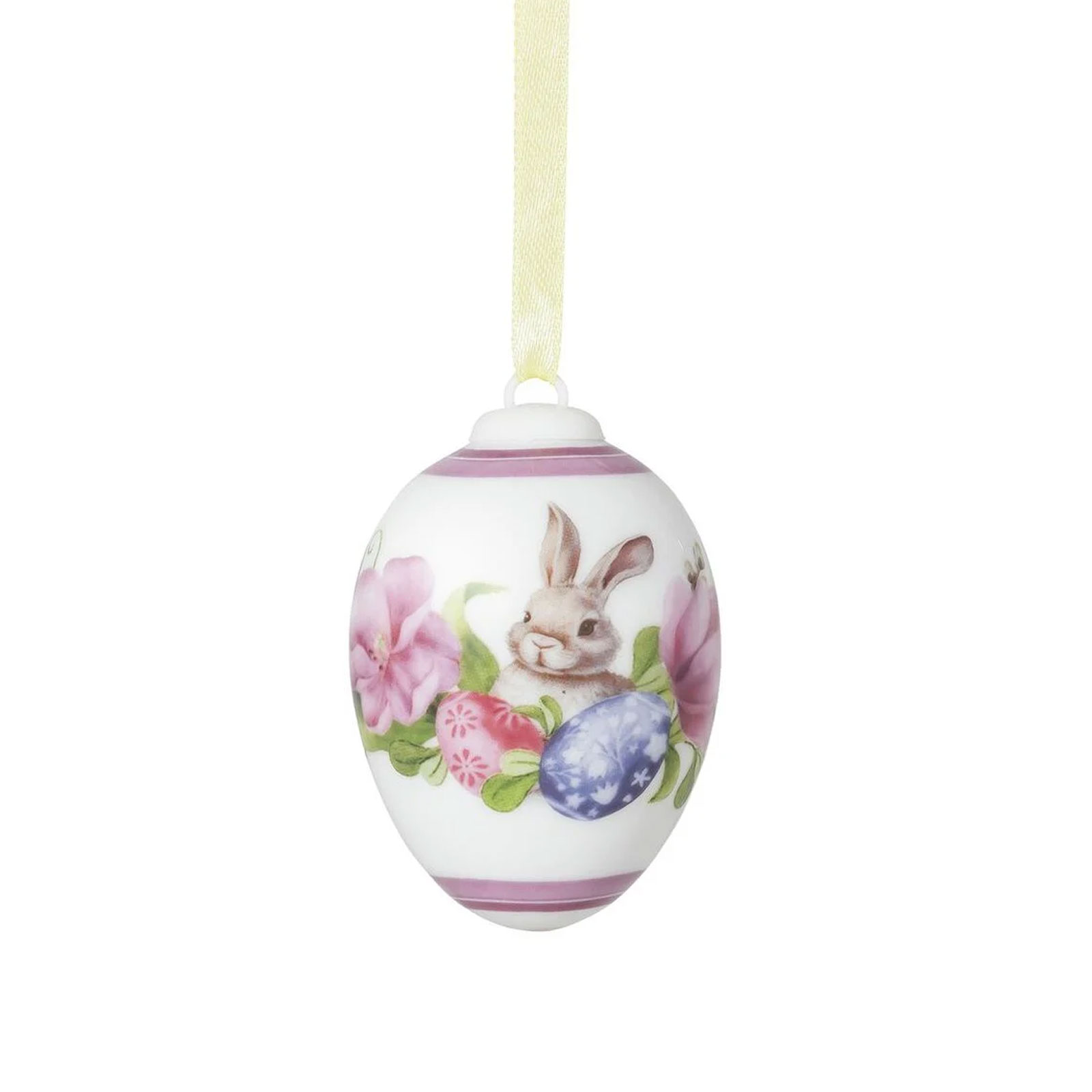 Weißes Porzellanei mit gelbem Schleifenband. Bedruckt mit einem niedlichen Häschen inmitten bunter Tulpen.