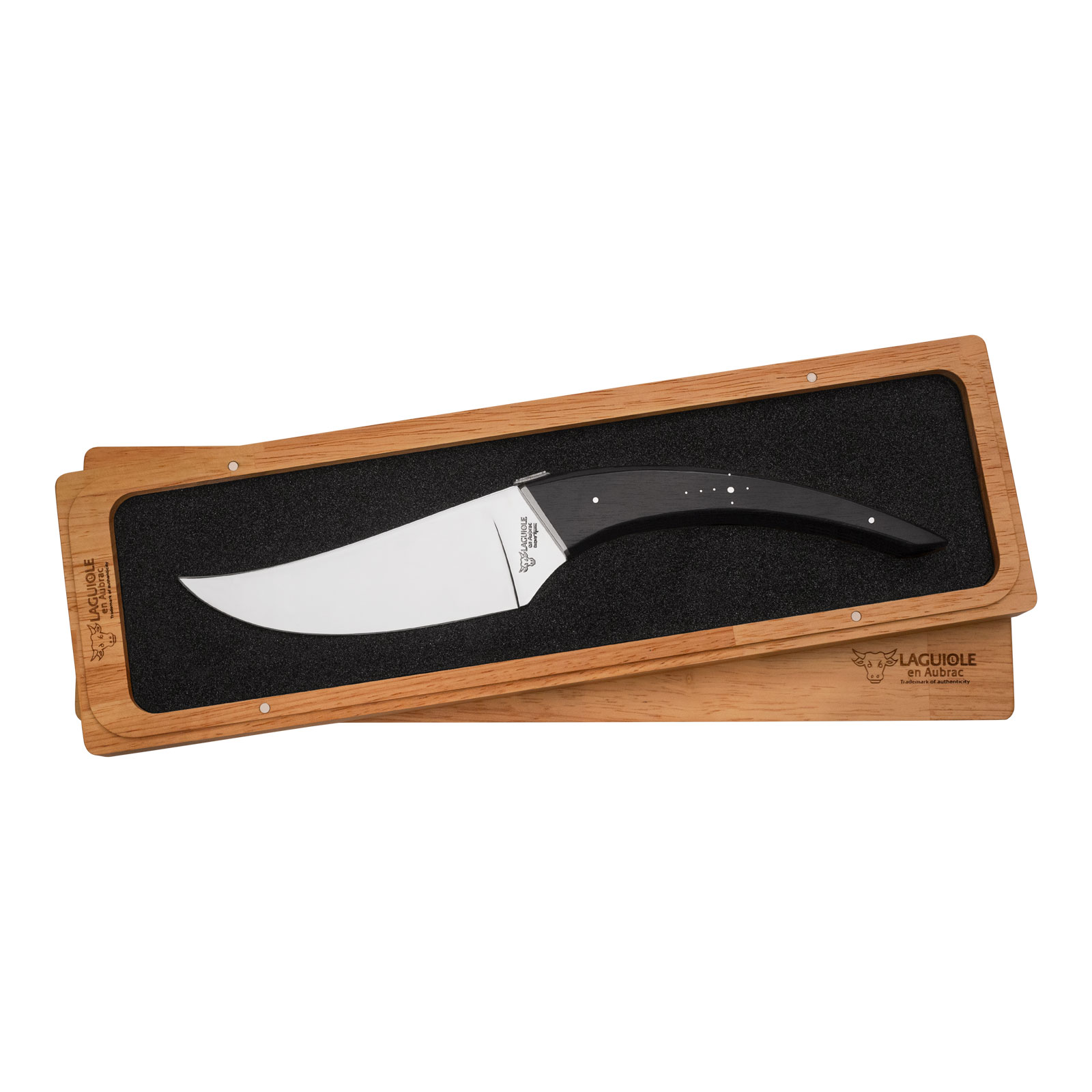 Das geschwungene Le Buron Käsemesser Ebenholz von Laguiole en Aubrac mit schwarzem Holzgriff liegt eingebettet in eine Holzschachtel mit Magnetverschluss.