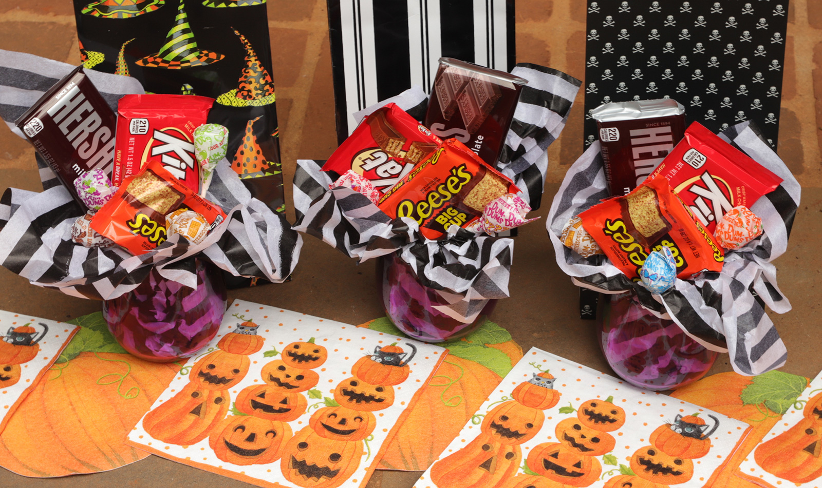 Auf einem für eine Halloween-Party gruselig eingedeckten Tisch sorgen die Lunchservietten Jack O'Lanterns von Caspari zusätzlich für Stimmung.