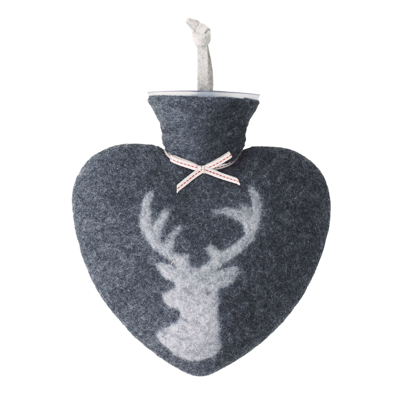 Die Herzwärmflasche Platzhirsch anthrazit meliert von Dorothee Lehnen ist eine herzförmige Wärmflasche in einer dunkelgrauen Wollhülle. In diese ist in hellgrau die Silhouette eines Hirsches eingefilzt.