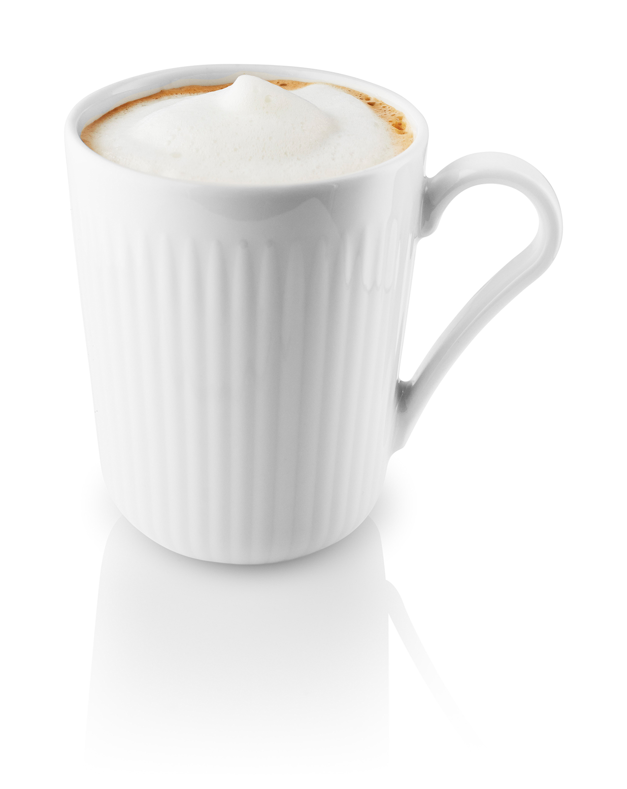 Ein Legio Nova Henkelbecher gefüllt mit Kaffee-Latte.