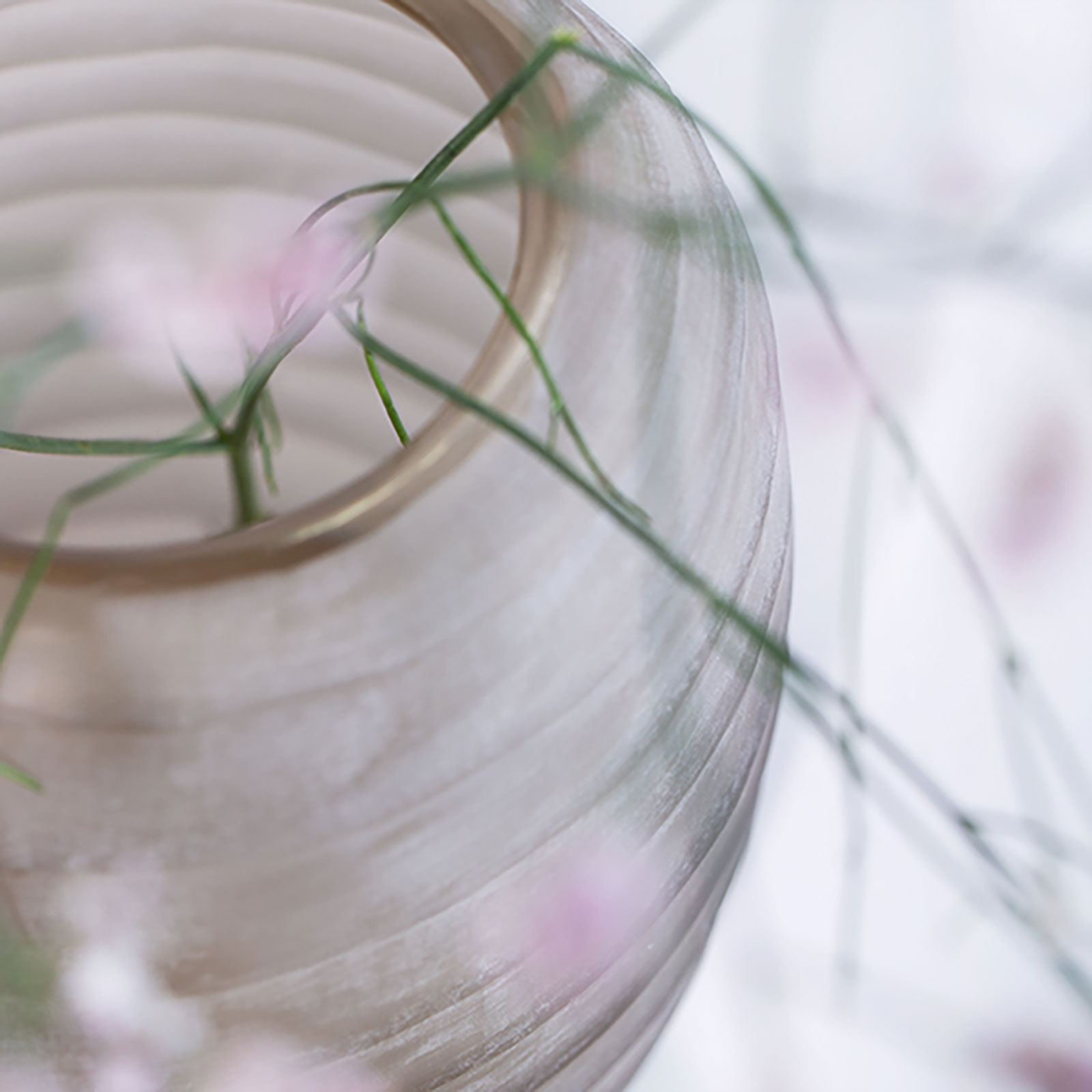 Detailansicht der Oberflächenstruktur der Belly Vase smokegrey von Guaxs.