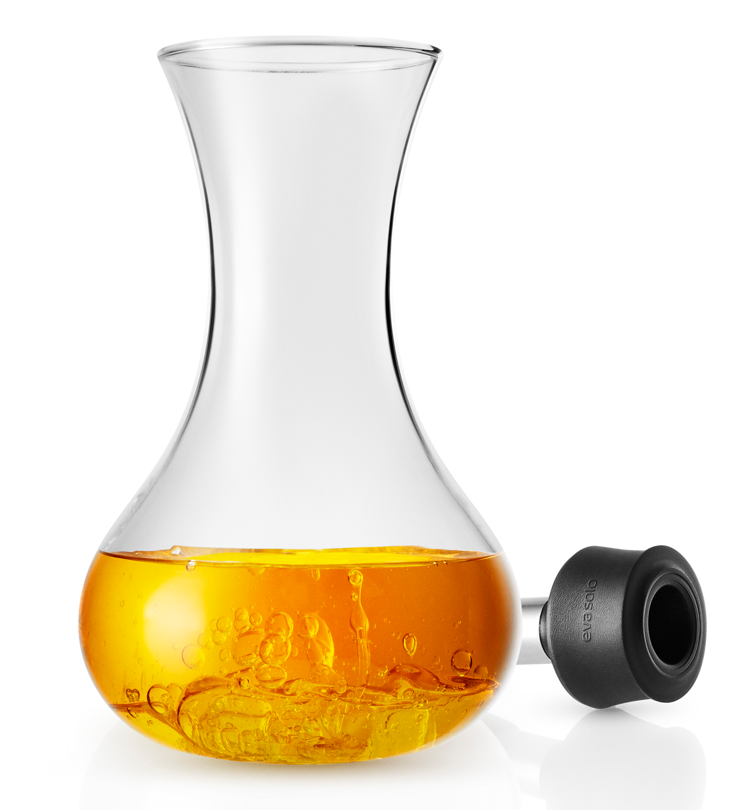 Der Dressingshaker mit ölhaltigem Dressing. Der Ausgießer liegt neben dem Glasbehältnis.
